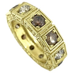 Bague éternité en or jaune de 1,9 carat avec douze diamants bruns et blancs mélangés 