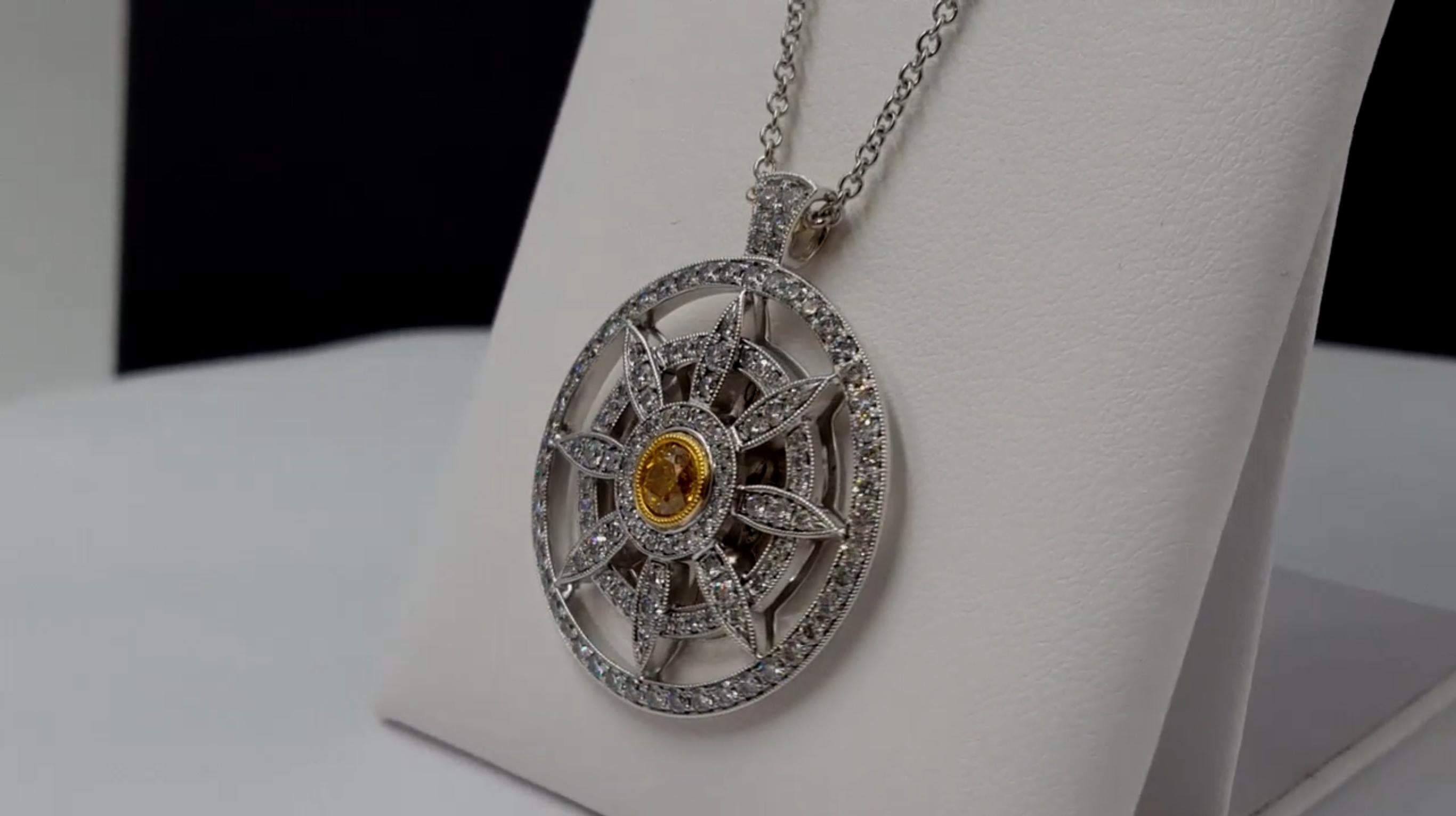 Contemporaneo Collana con ciondolo di diamanti bianchi e gialli da 1,9 carati in oro 18 carati con certificazione GIA in vendita