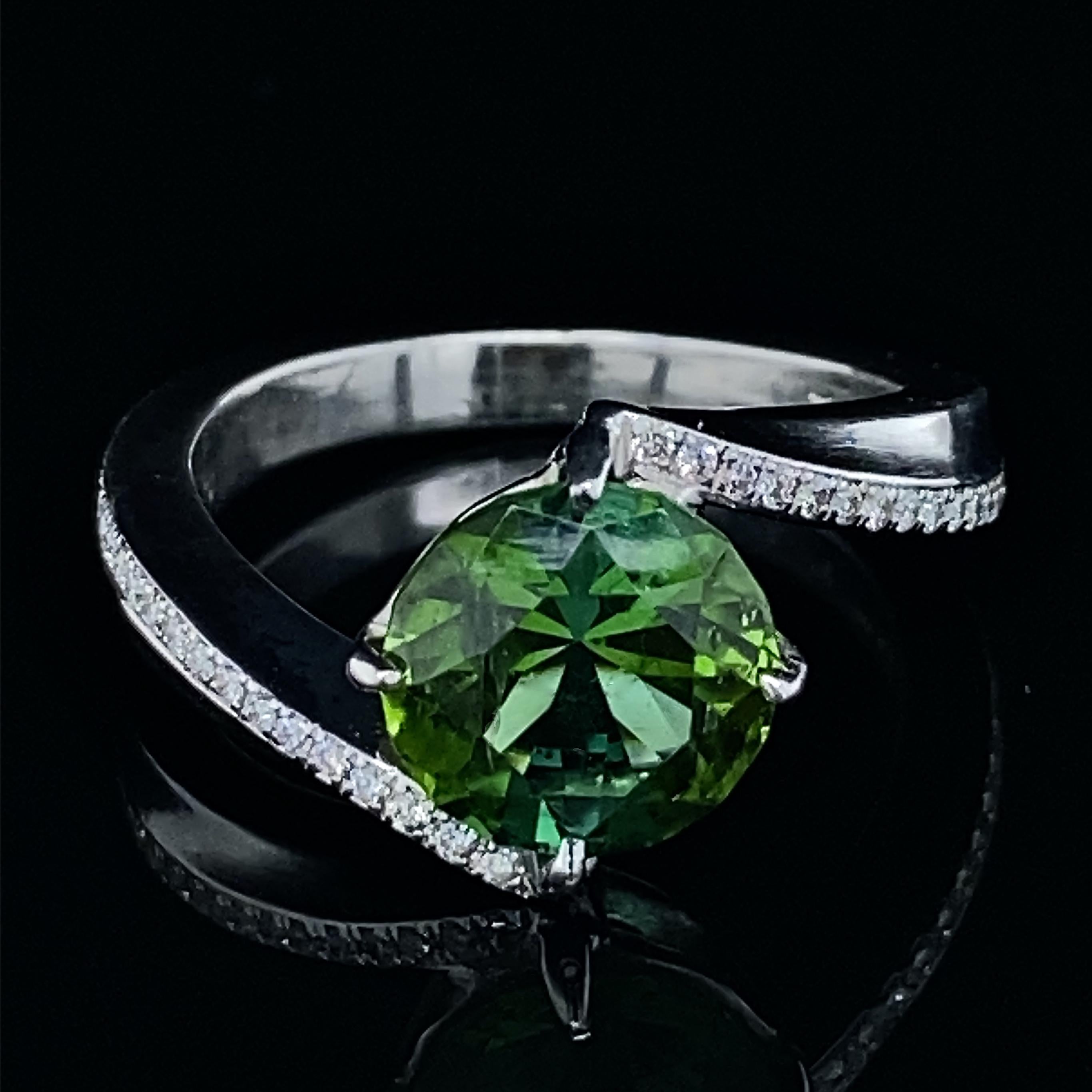 1,9 Karat Grüner Turmalin Bypass-Ring aus Platin, akzentuiert mit Zinndiamanten (Zeitgenössisch) im Angebot