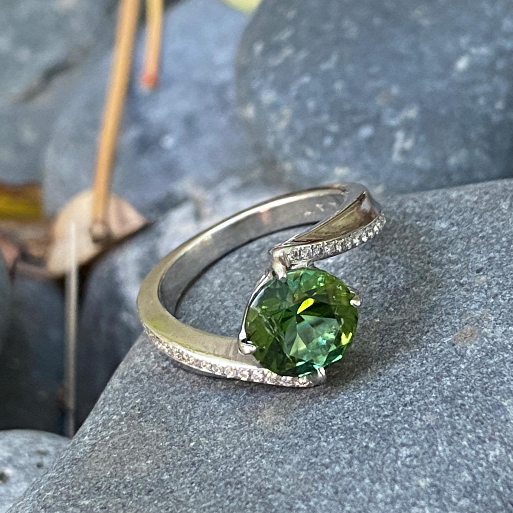 Taille ronde Bague de dérivation en platine avec tourmaline verte de 1,9 carat accentuée de diamants en vente