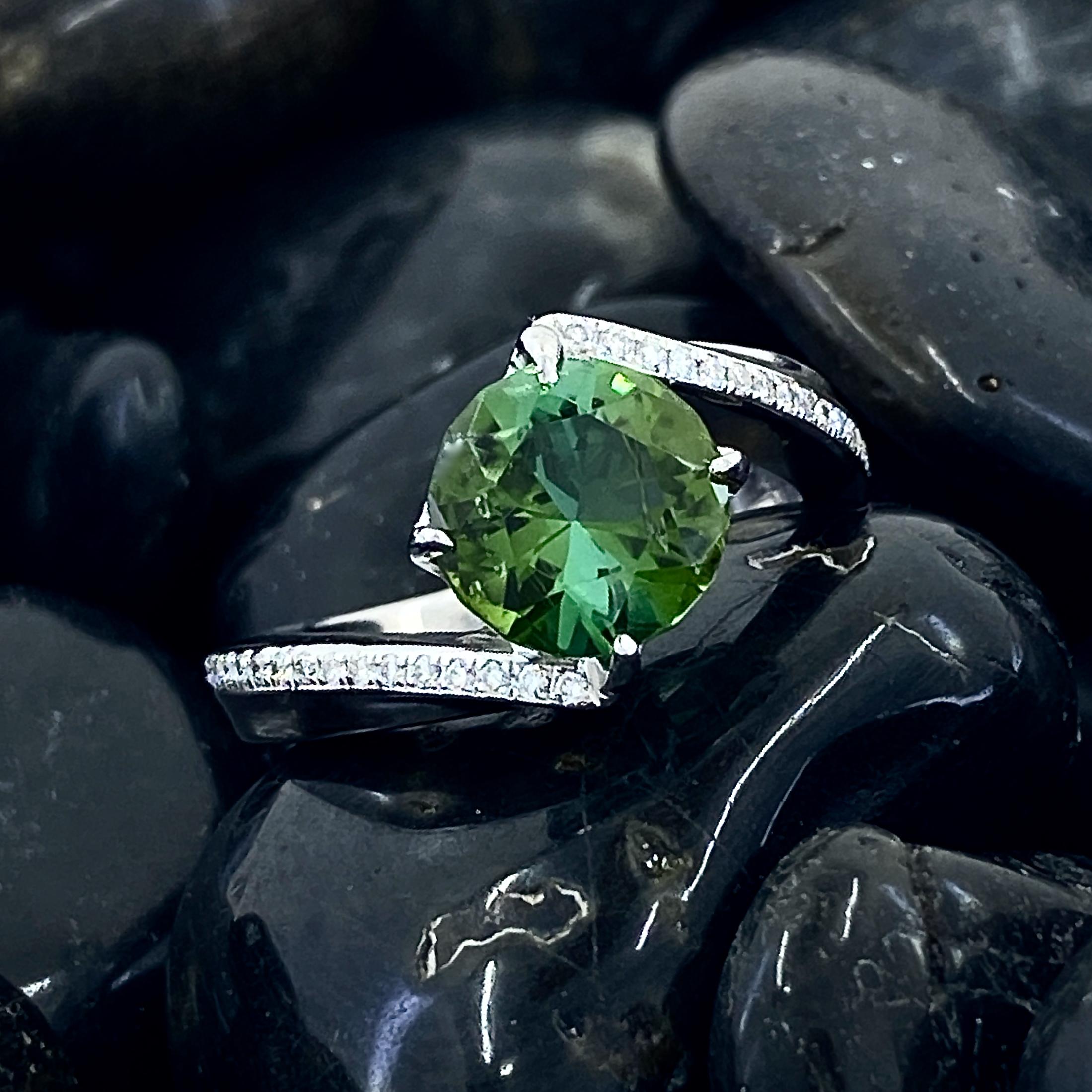 Bague de dérivation en platine avec tourmaline verte de 1,9 carat accentuée de diamants Neuf - En vente à Sherman Oaks, CA