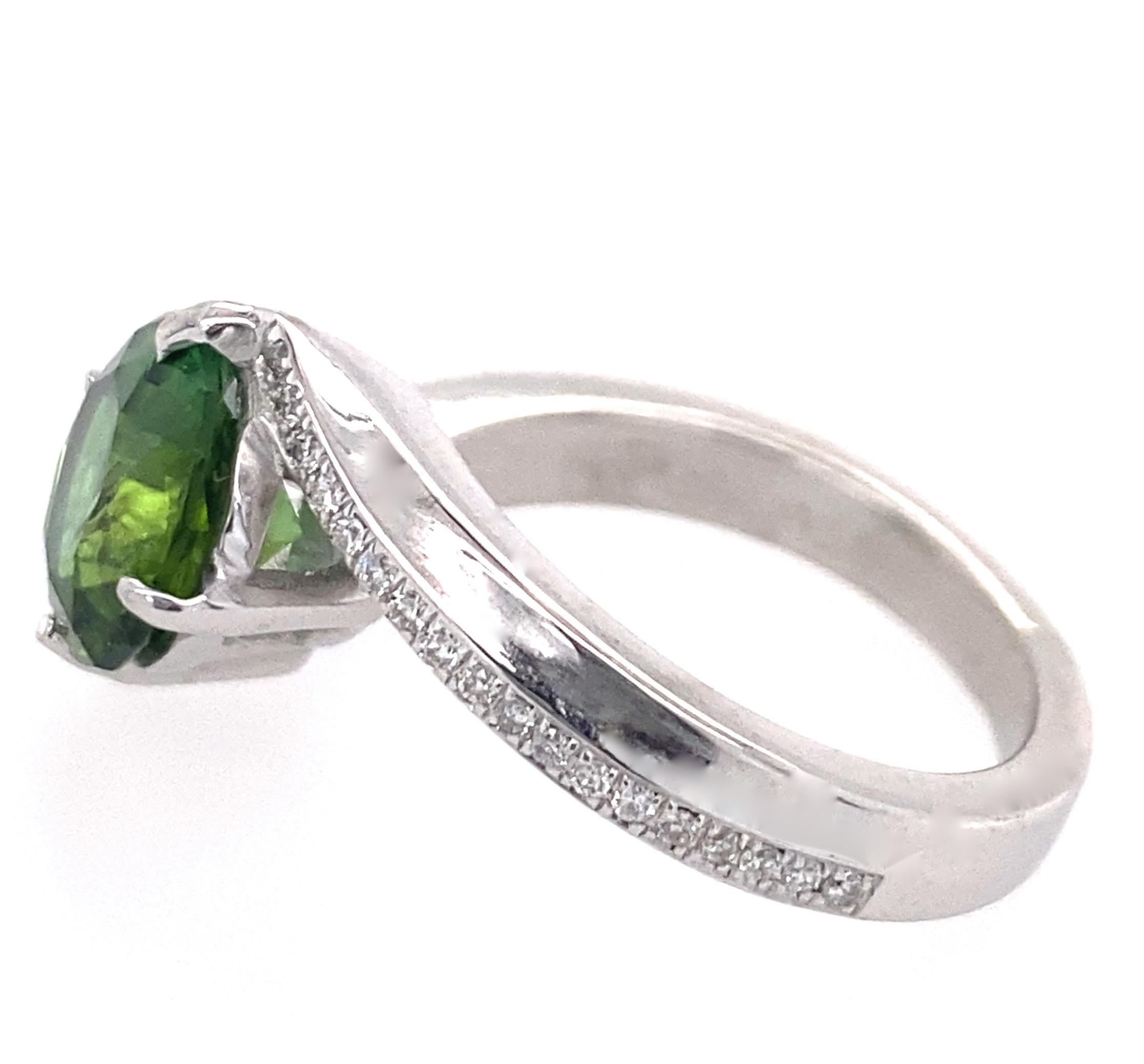 1.9 Carat Green Tourmaline Bypass Ring in Platinum Accented with Tiny Diamonds In New Condition For Sale In Sherman Oaks, CA