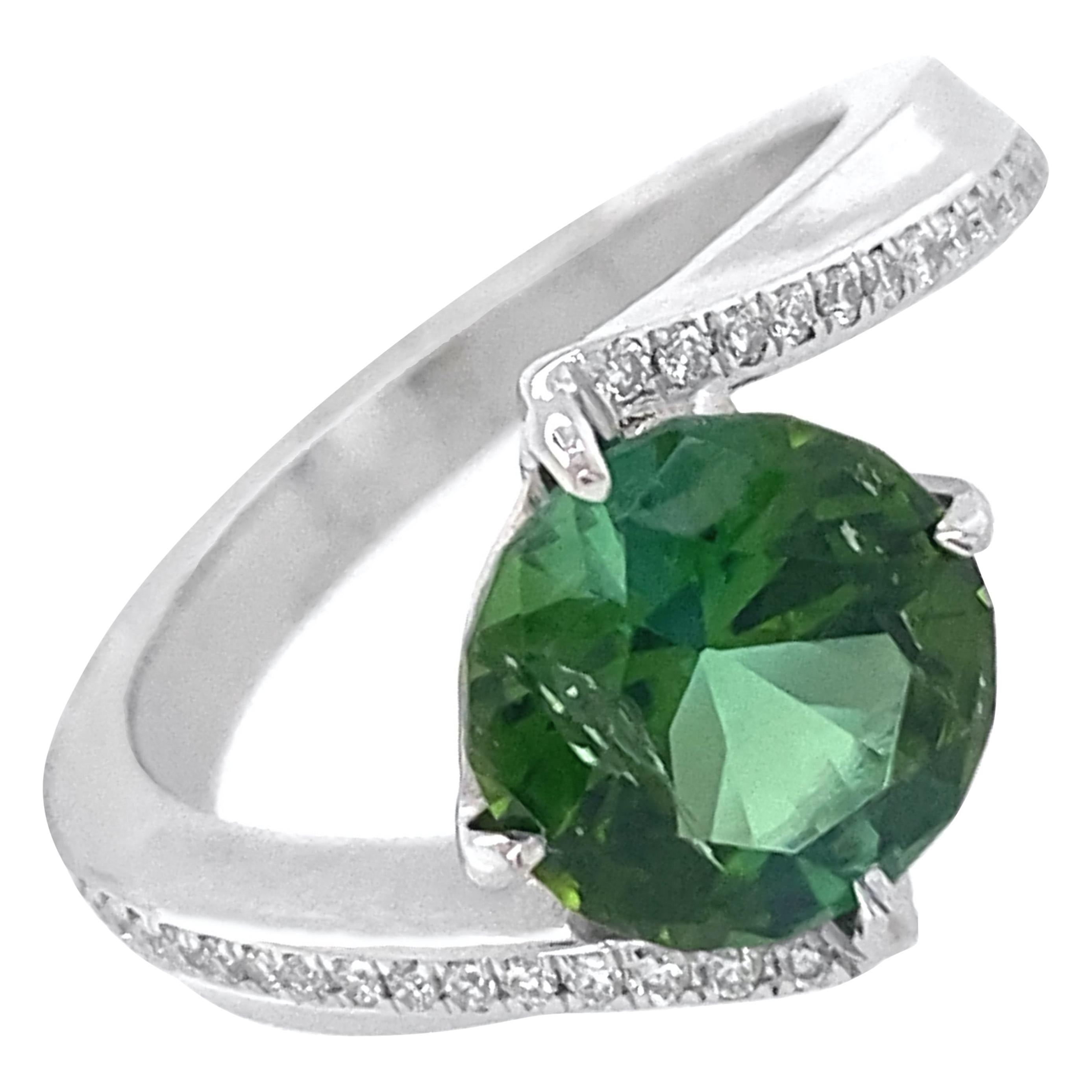 Bague de dérivation en platine avec tourmaline verte de 1,9 carat accentuée de diamants en vente