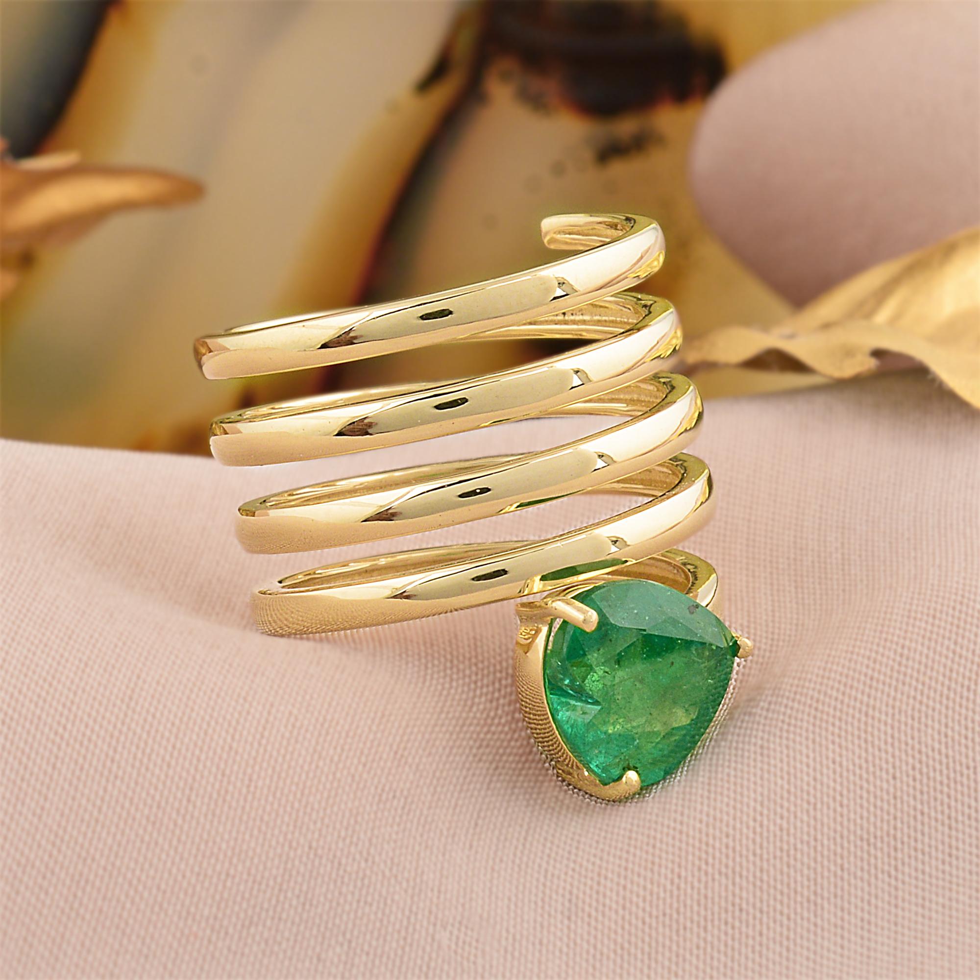 For Sale:  1.9 Carat Heart Natural Emerald Gemstone Spiral Ring 18 Karat Yellow Gold 4