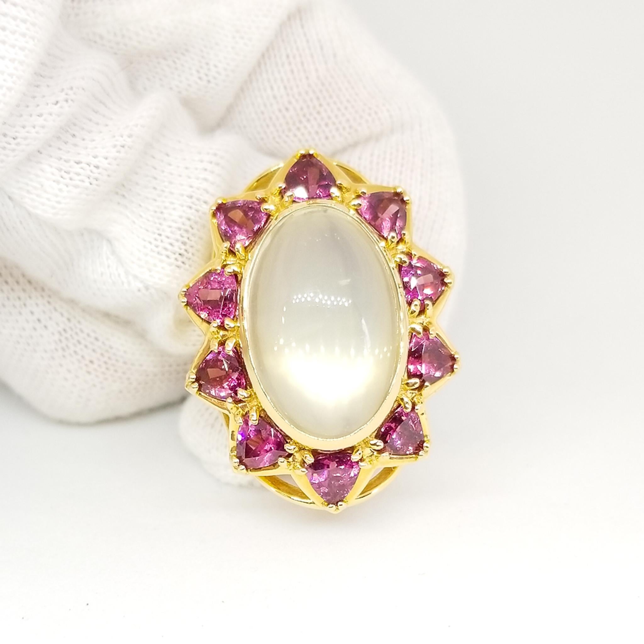 19+ Carat Moonstone 5.7 Carat Rhodolite Garnet Contemporary Statement Ring 18KY For Sale 4