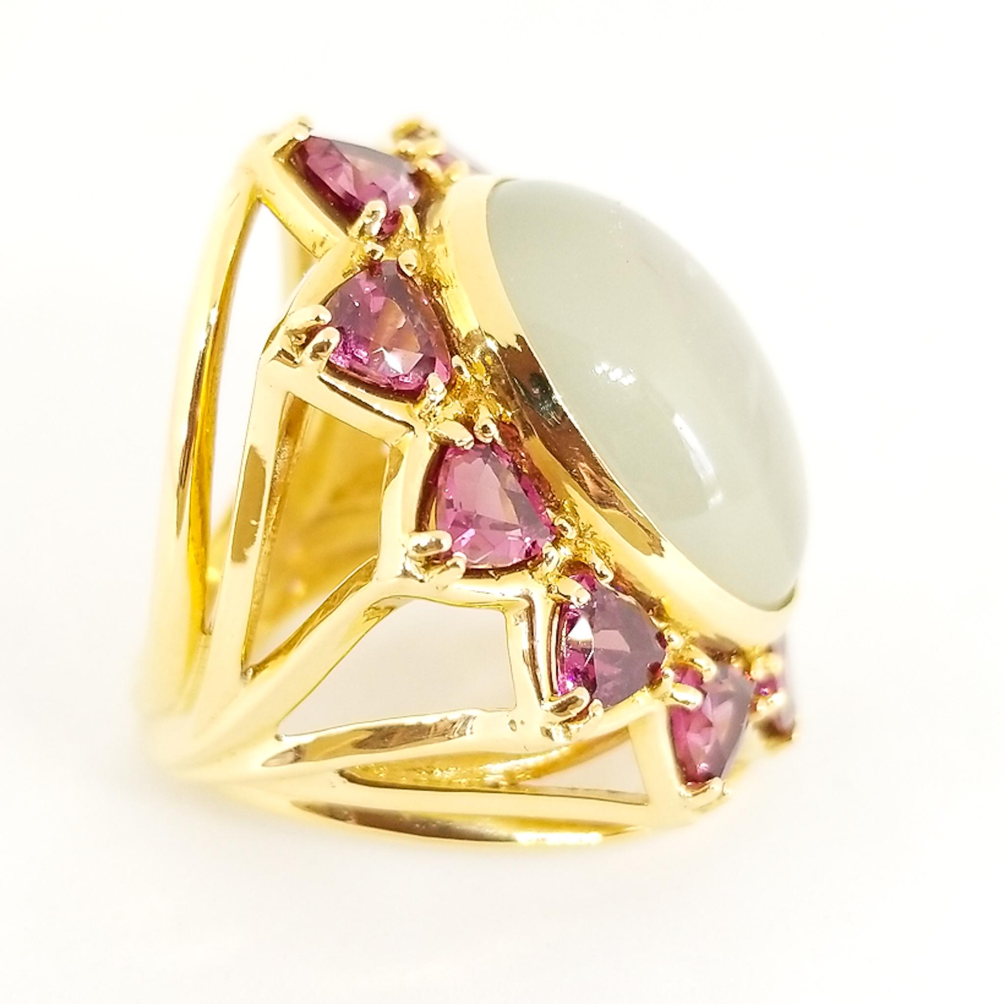 19+ Quilates Piedra Lunar 5.7 Quilates Granate Rodolita Anillo Contemporáneo 18KY en venta 3