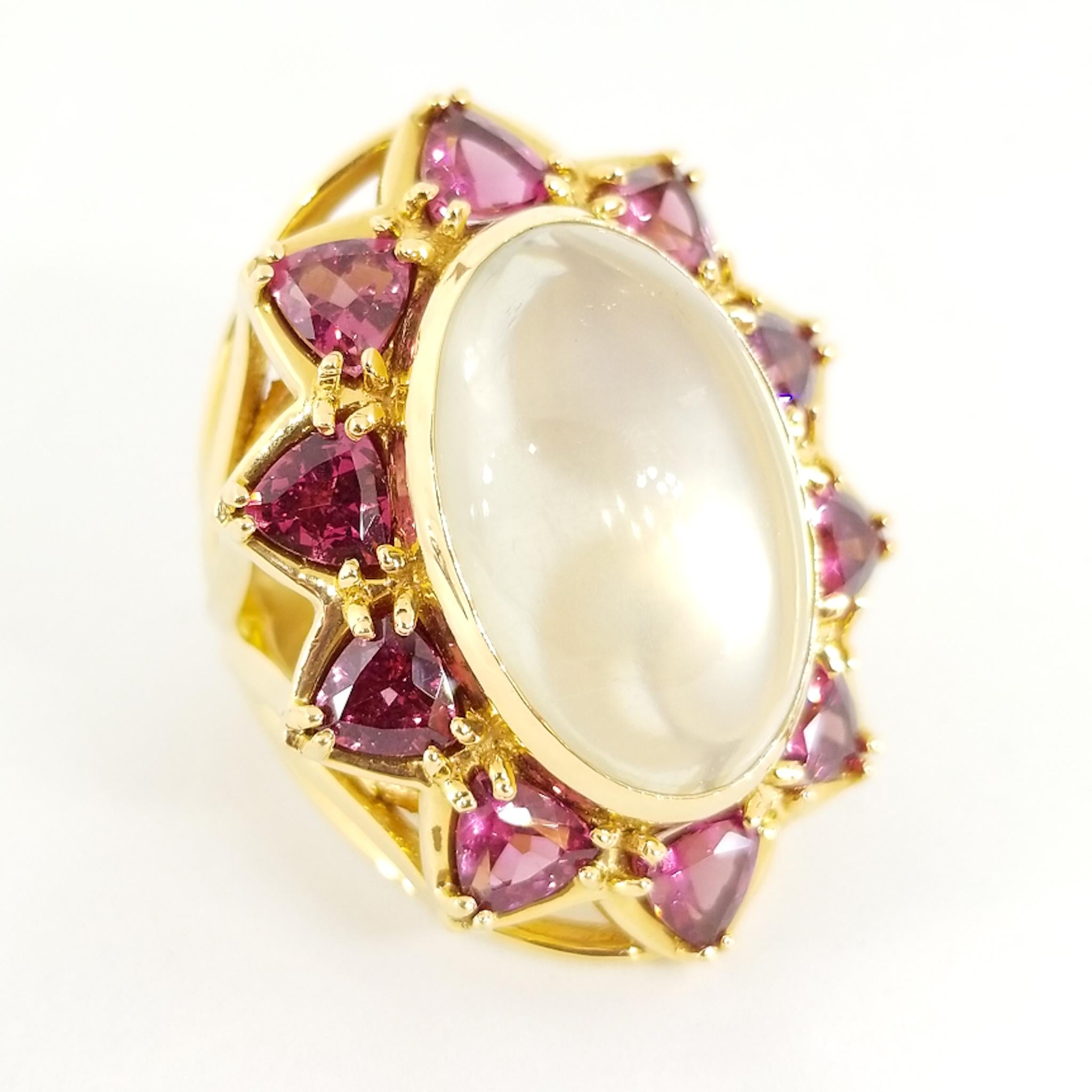 19+ Quilates Piedra Lunar 5.7 Quilates Granate Rodolita Anillo Contemporáneo 18KY Cabujón en venta