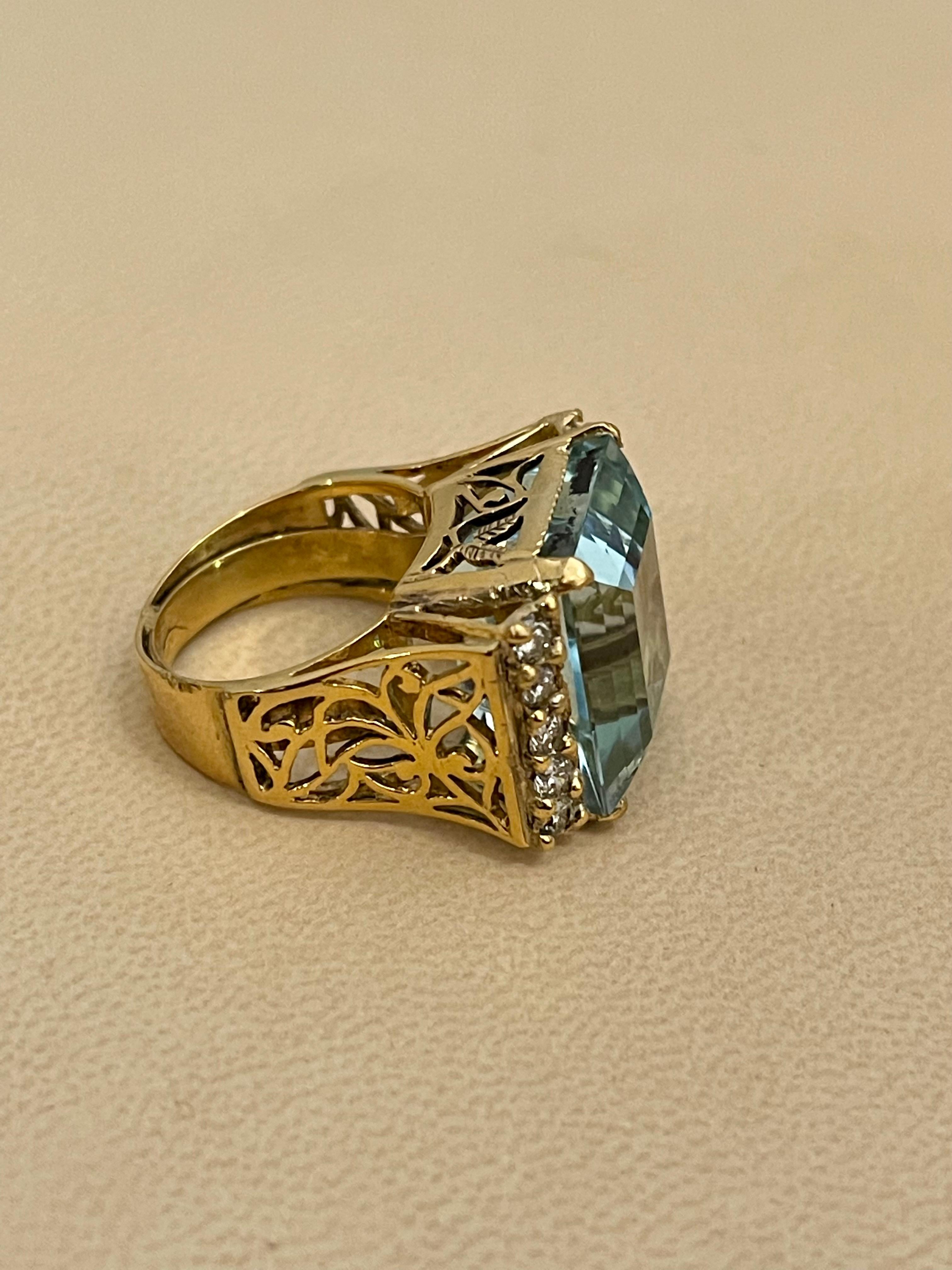 Women's or Men's 19 Carat Natural Aquamarine and Diamond Cocktail Ring, 14 Karat Yellow Gold