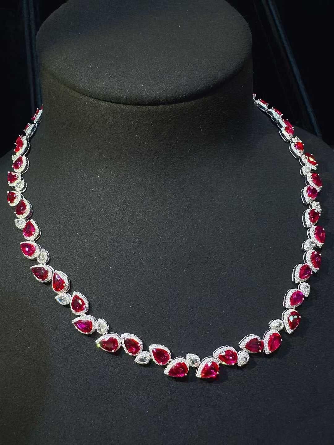 Moderne Collier en or 18 carats composé de rubis naturels non chauffés et de diamants - Eze Jewelry en vente