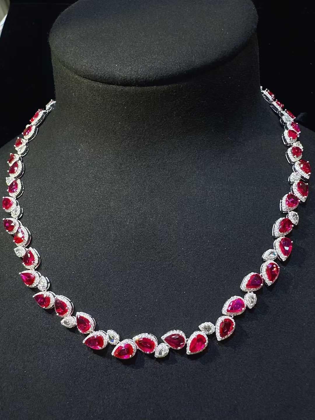 Taille mixte Collier en or 18 carats composé de rubis naturels non chauffés et de diamants - Eze Jewelry en vente