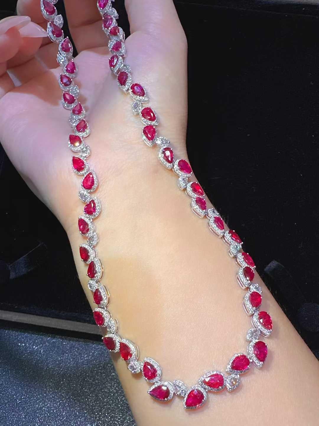 Collier en or 18 carats composé de rubis naturels non chauffés et de diamants - Eze Jewelry Neuf - En vente à Bucharest, Romania