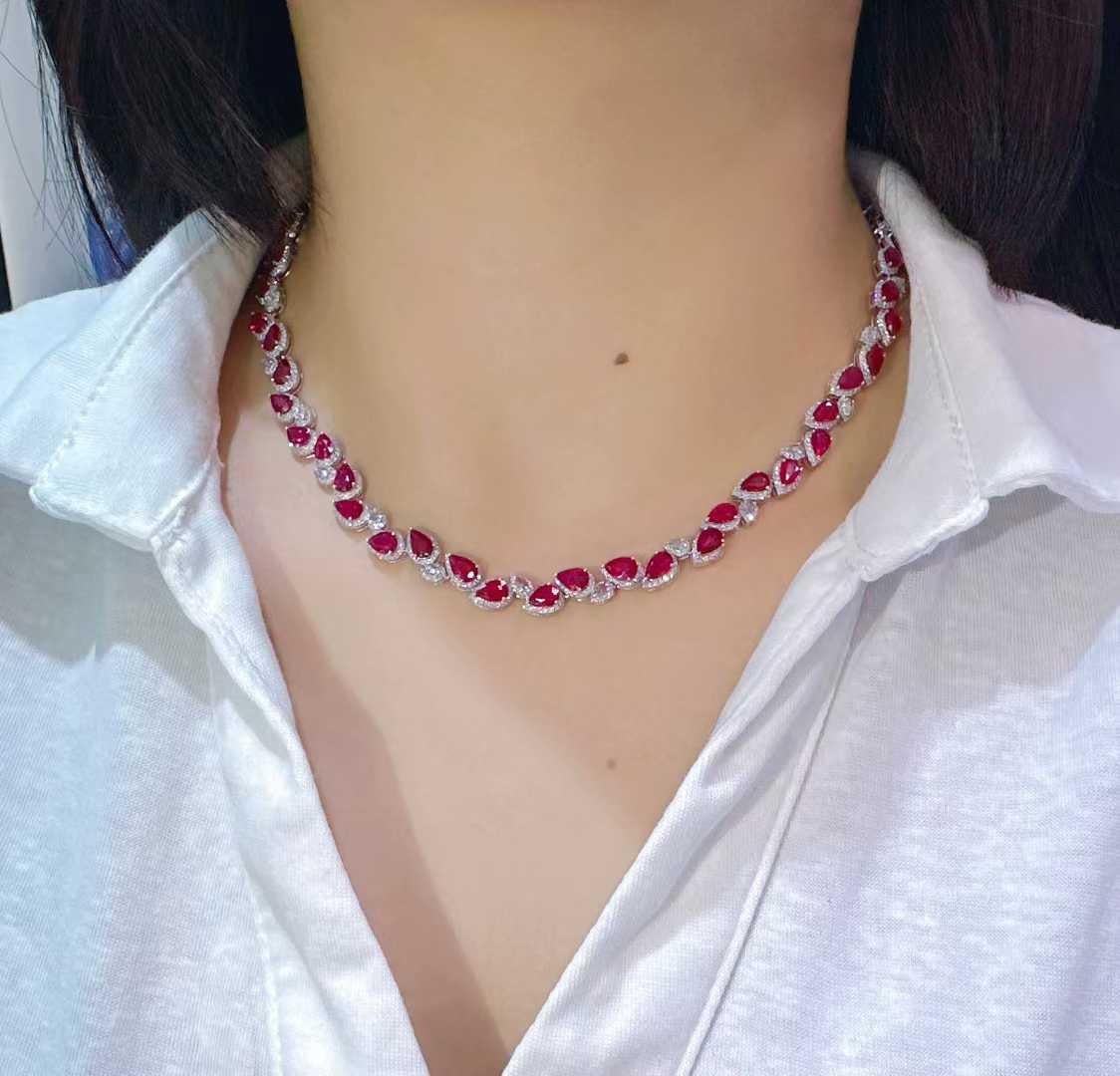 Collier en or 18 carats composé de rubis naturels non chauffés et de diamants - Eze Jewelry Pour femmes en vente
