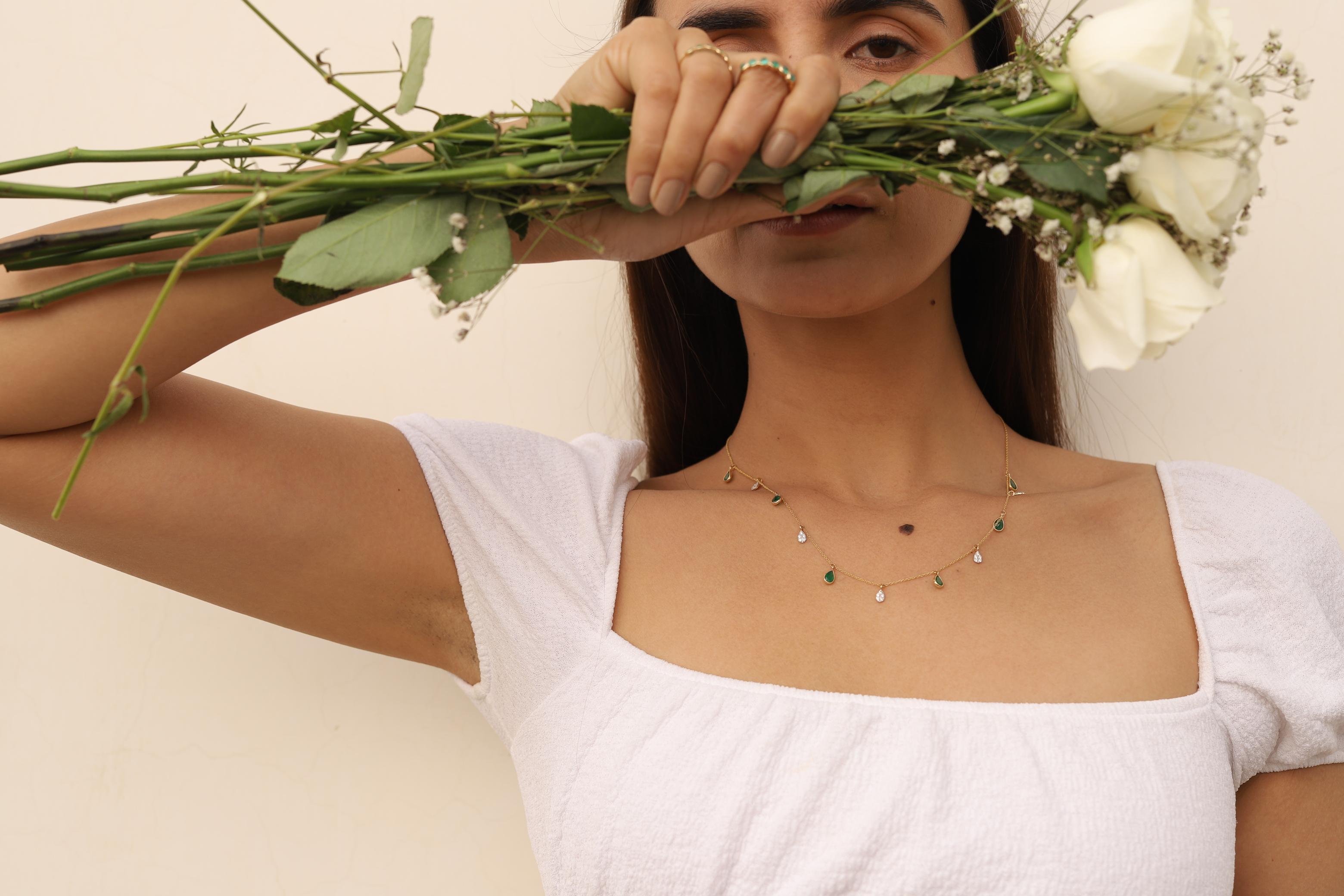 Taille poire Collier goutte en or jaune 18 carats avec diamants et émeraudes taille poire de 1,9 carat  en vente