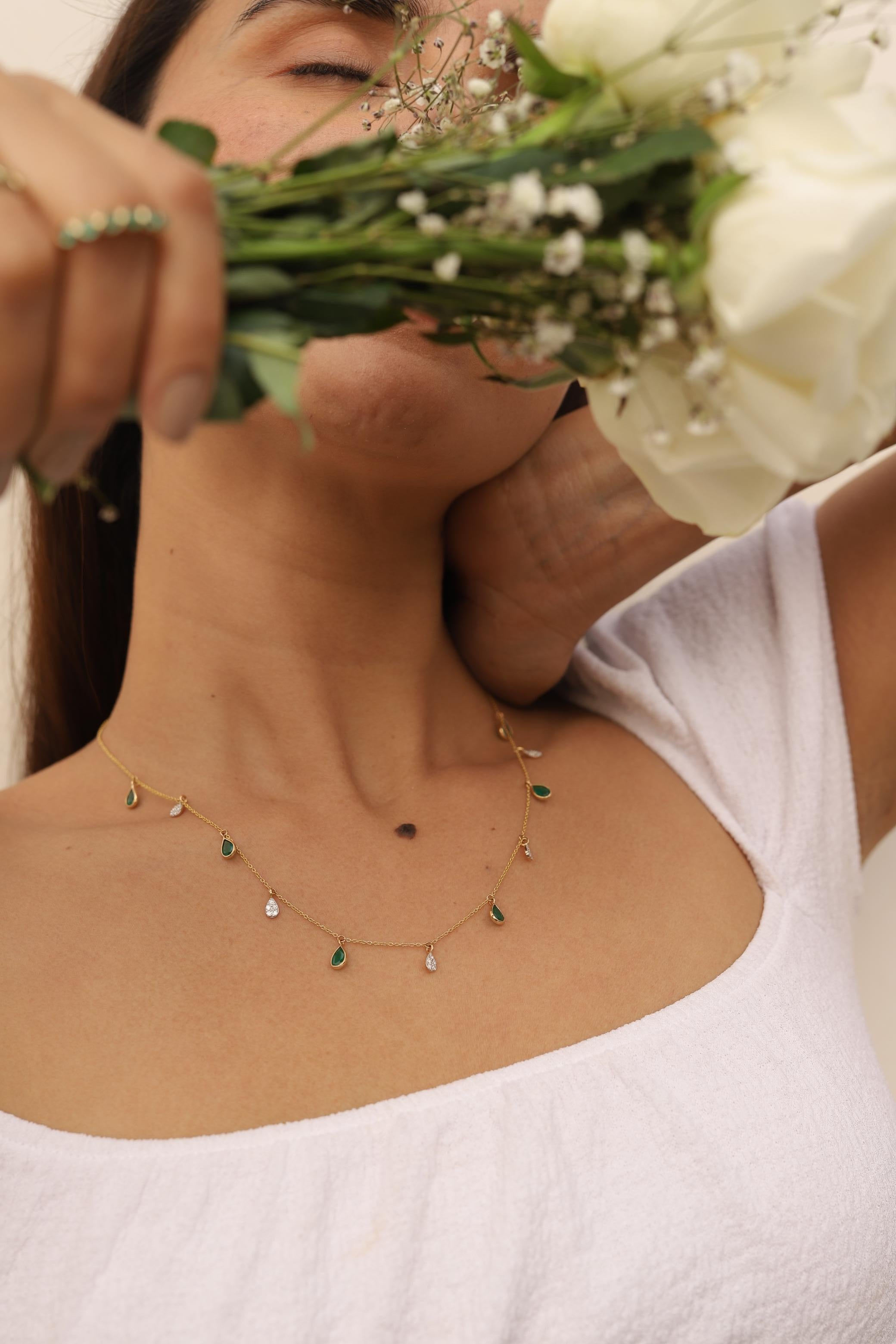 1,9 Karat Smaragd im Birnenschliff und Diamant-Tropfen-Halskette aus 18 Karat Gelbgold  Damen im Angebot