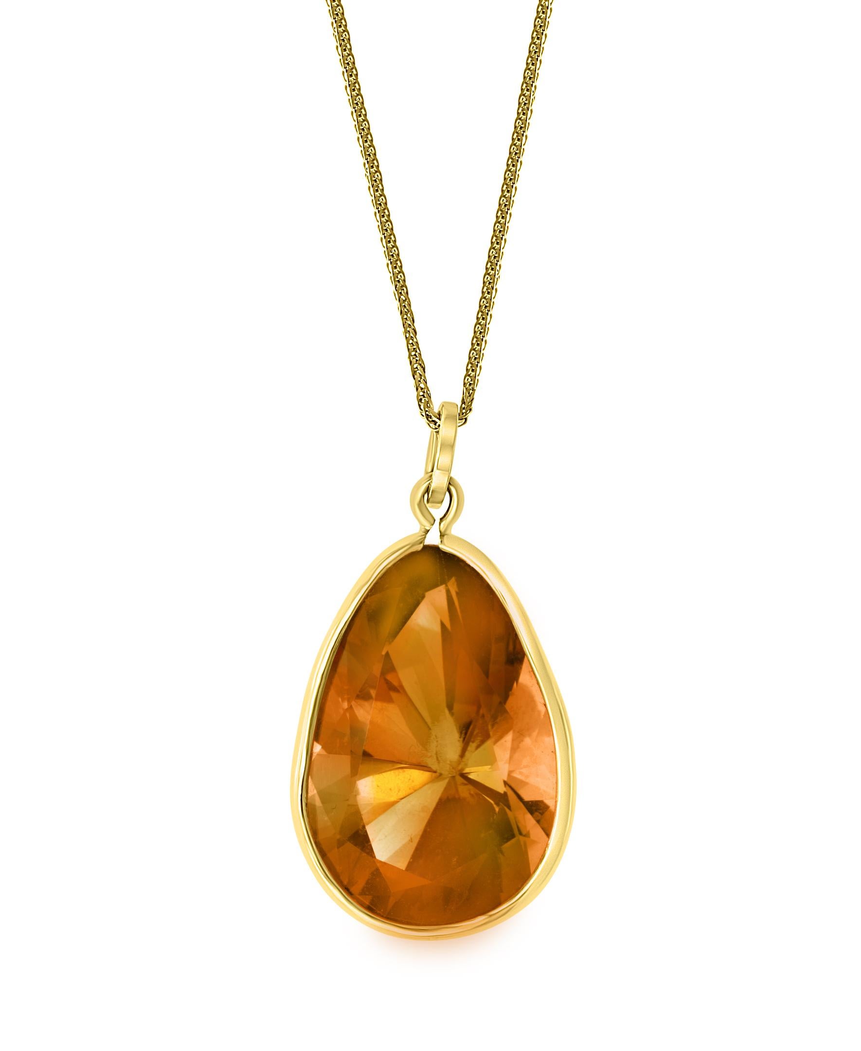 Ca. 19 Karat birnenförmiger Citrin Anhänger/Halskette 14 Karat Gelbgold mit Kette
Diese kolumbianische Anhänger-Halskette ist eine auffällige Anhänger-Halskette. Der große 19-karätige birnenförmige Citrin ist in 14-karätiges Gelbgold gefasst.