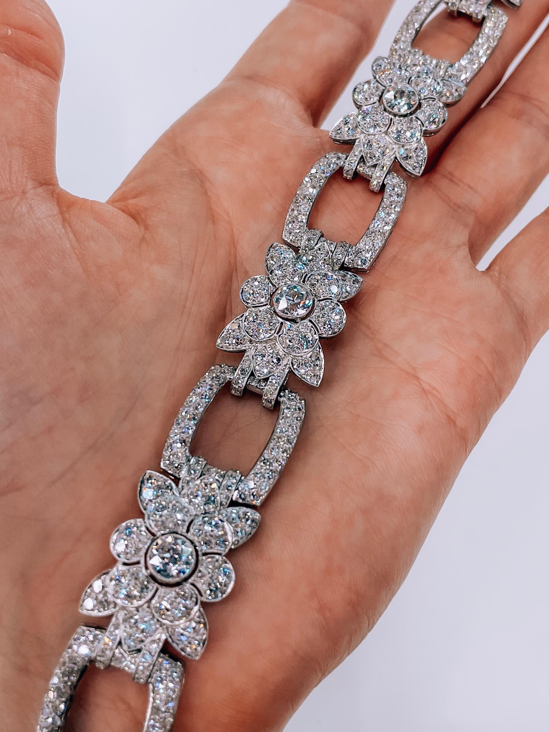 19 Carat Platinum Floral Motif Link Diamond 1930s Bracelet In Excellent Condition In New York, NY