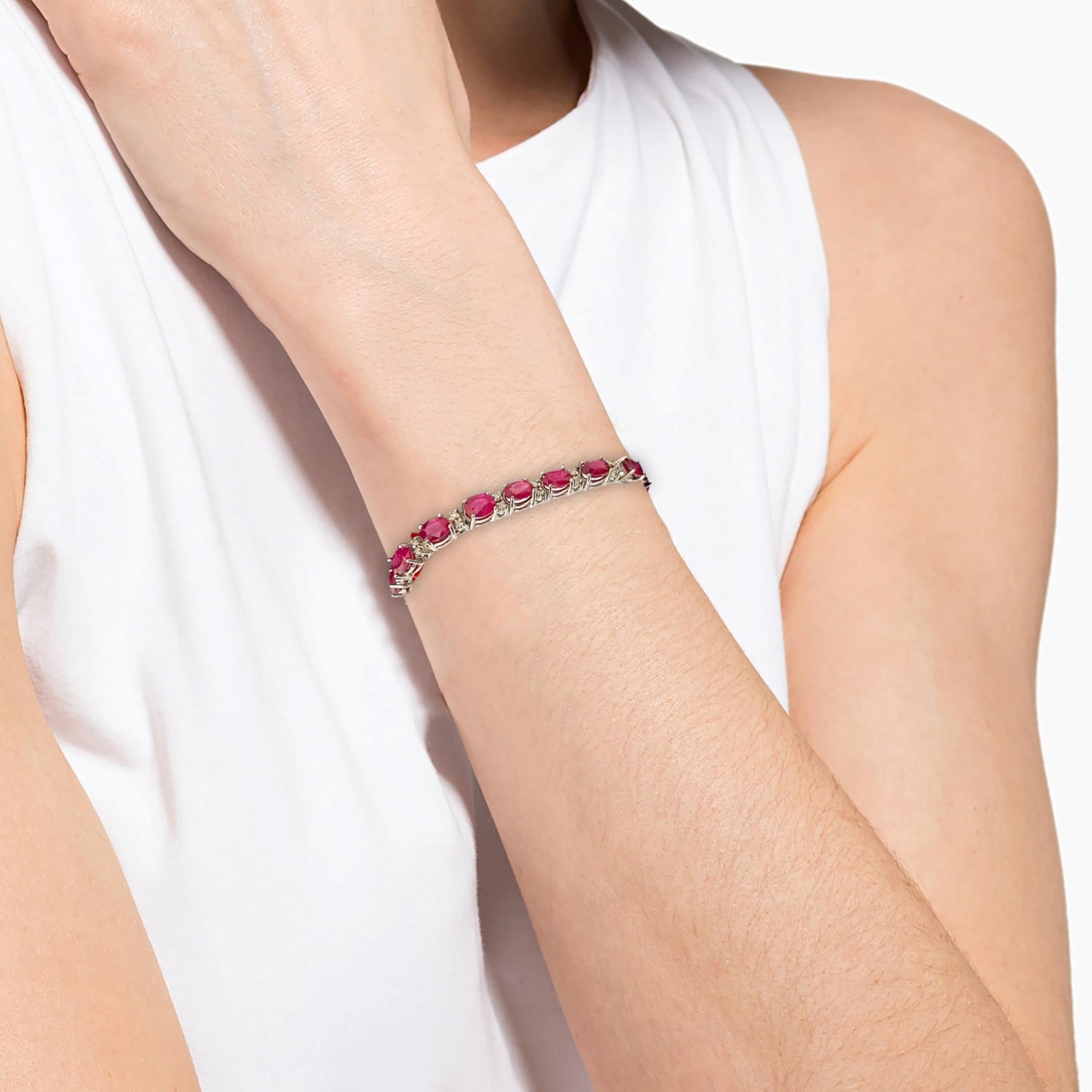 Taille ovale Bracelet Tennis Affordable 19 Carat Ruby & 1 Carat Diamond 14 Karat White Gold en vente