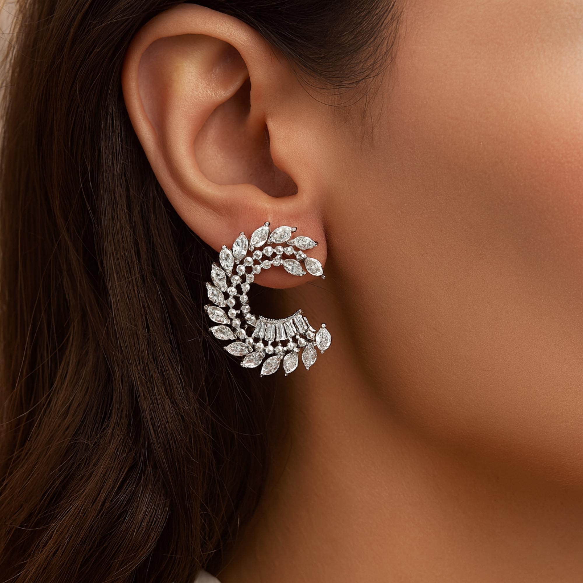 Orecchini a mezzaluna con diamanti a mezzaluna da 1,9 carati SI/H Oro bianco 14 carati 
Il design è caratterizzato da una disposizione armoniosa di diamanti con taglio a marquise e a baguette. Questi orecchini sono progettati con una sofisticata