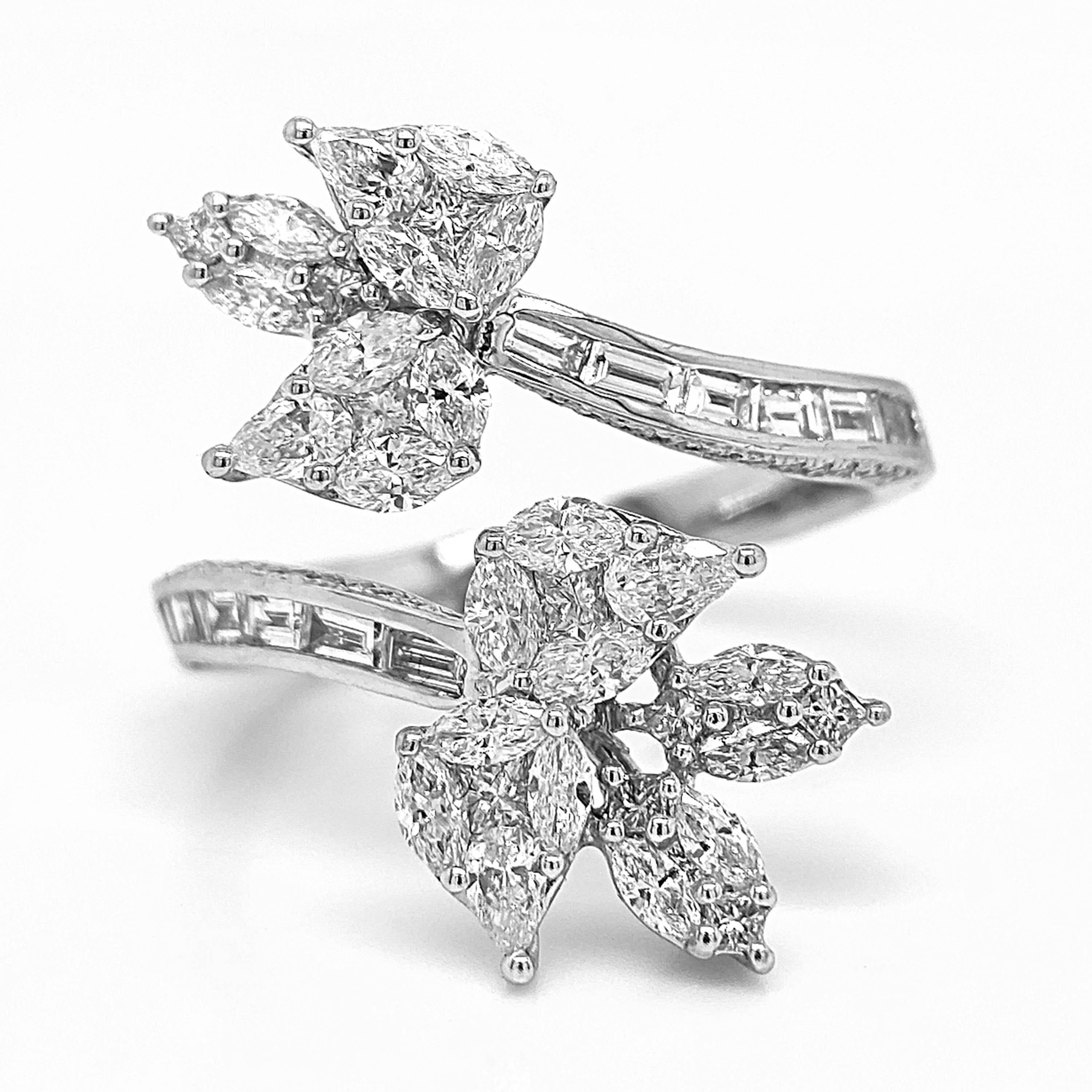 96 weiße Diamanten: 1,9 Karat
Metall: 18K Weißgold, 5,23 Gramm
