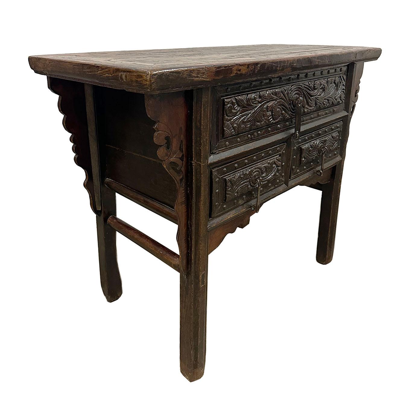 Cette magnifique table console Shan Xi antique sculptée présente de superbes détails traditionnels sculptés en profondeur et en relief sur le panneau avant des tiroirs et sur les pieds. Cette table console comporte un grand tiroir sur le dessus et