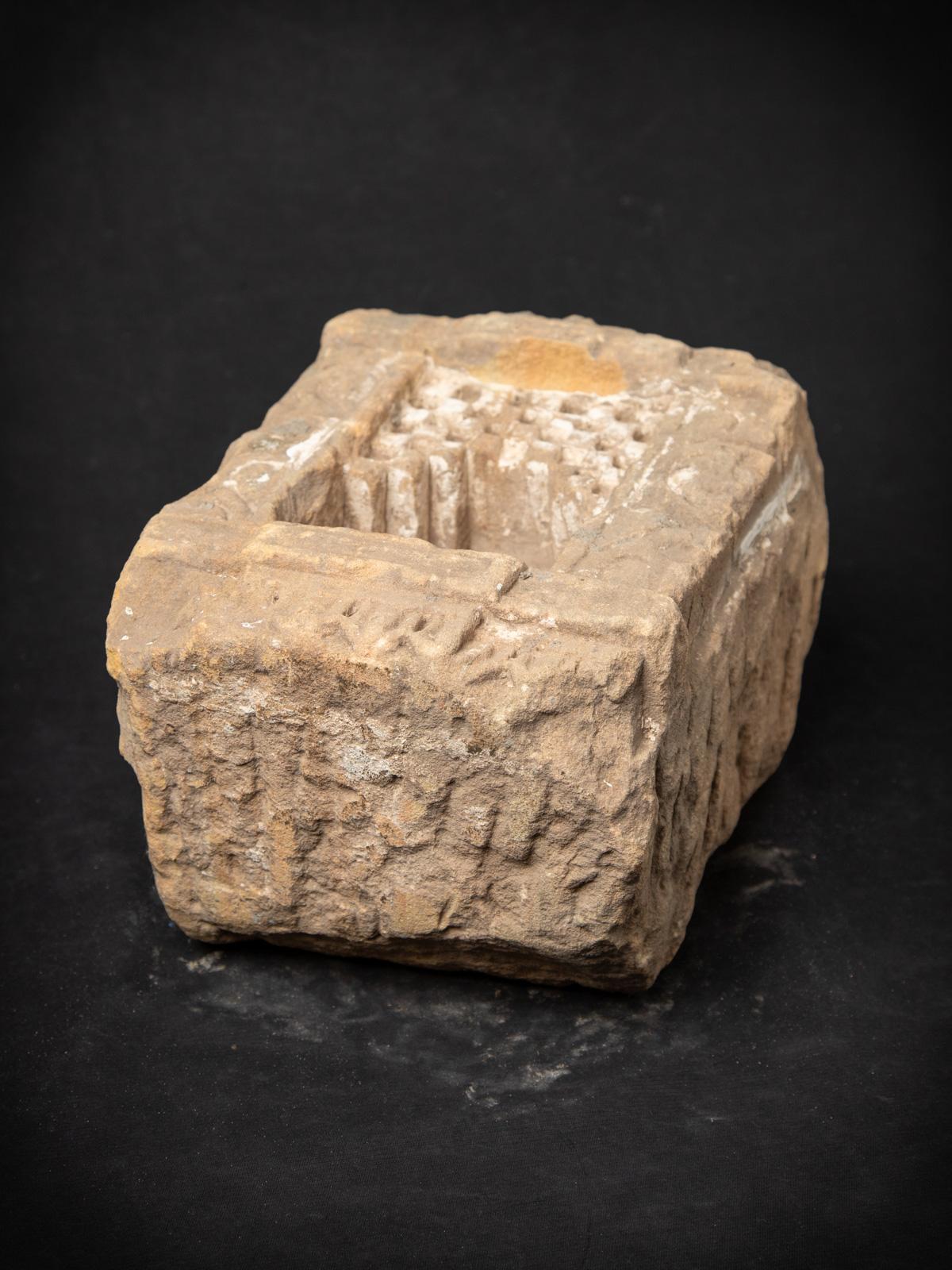 Questo antico santuario in pietra arenaria proveniente dall'India è un pezzo devozionale di ottima fattura che risale al XIX secolo. Scolpito in pietra arenaria massiccia, misura 30,3 cm di altezza, 21,5 cm di larghezza e 19 cm di profondità, con un