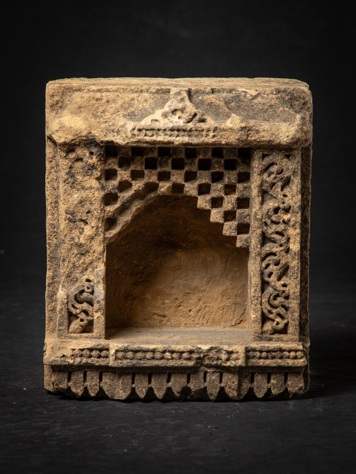 Questo antico santuario in pietra arenaria proveniente dall'India è un esempio straordinario di artigianato devozionale del XIX secolo, scolpito in solida pietra arenaria con una bellezza e una presenza durature. 

Con un'altezza di 31,5 cm, una