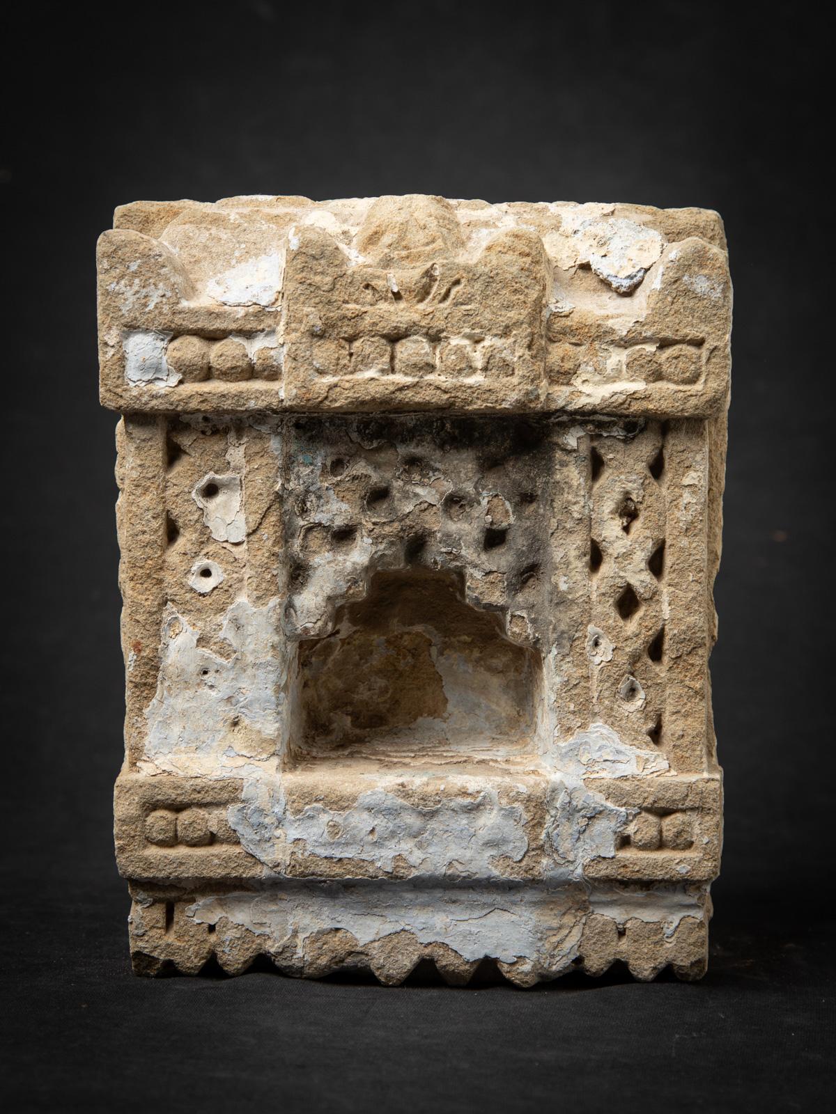 Ce sanctuaire antique en grès de l'Inde est une pièce de dévotion finement sculptée datant du XIXe siècle, reflétant l'art spirituel durable de l'artisanat traditionnel indien. Fabriquée en grès massif, la châsse mesure 25,5 cm de haut, 20 cm de