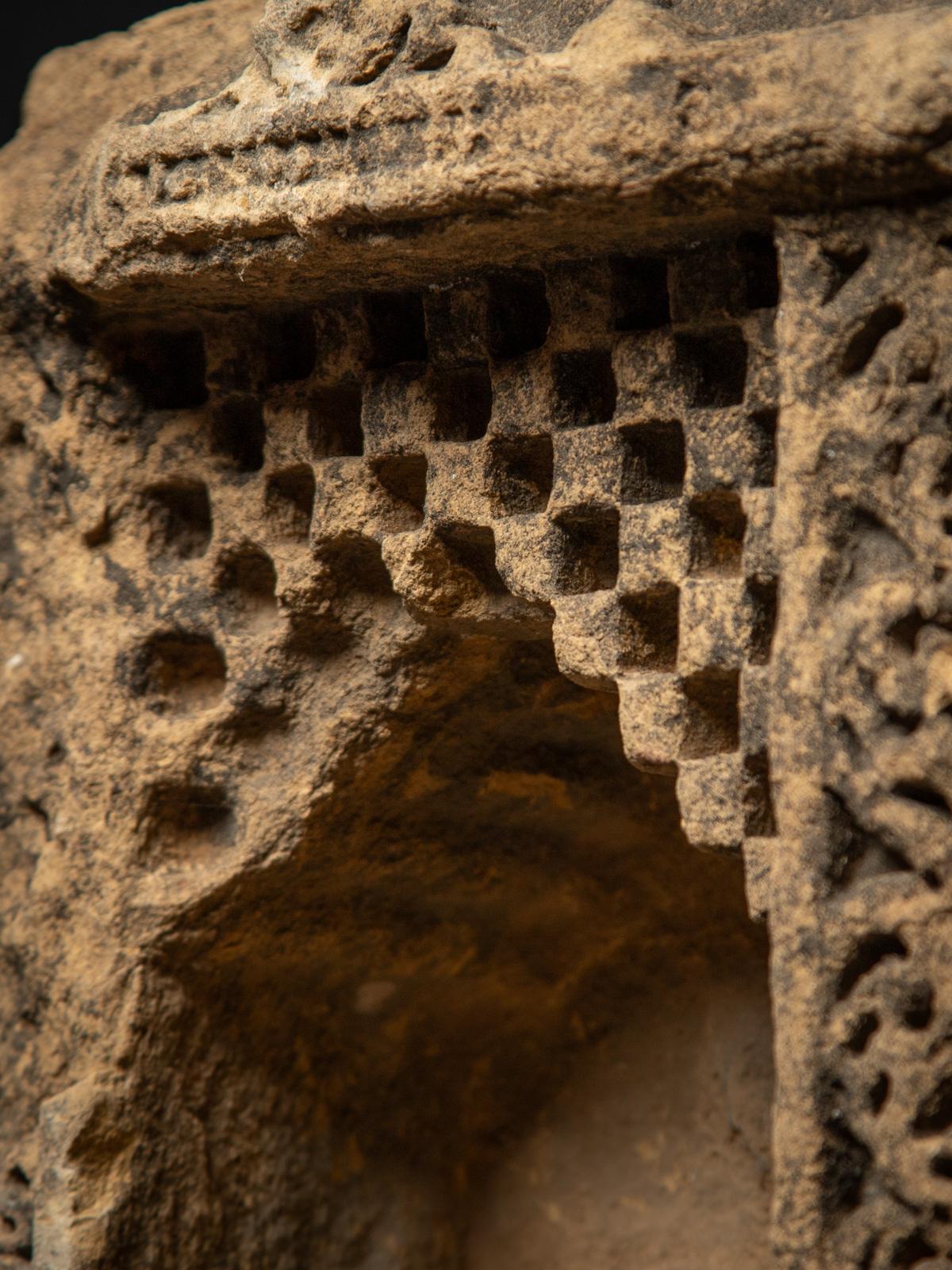 XIX secolo Santuario antico in pietra arenaria del 19° secolo proveniente dall'India - OriginalBuddhas in vendita