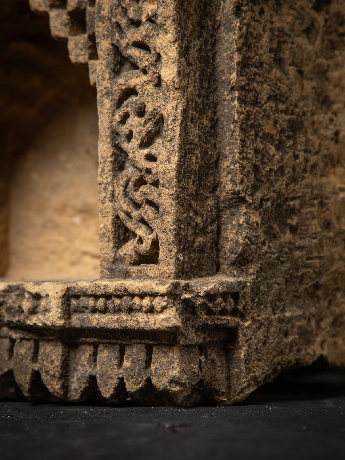 Arenaria Santuario antico in pietra arenaria del 19° secolo proveniente dall'India - OriginalBuddhas in vendita