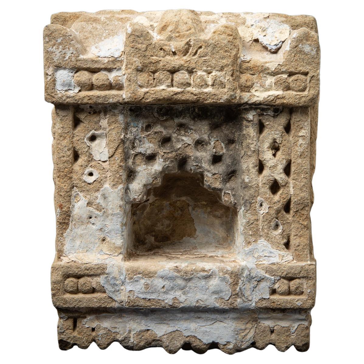 Santuario antico in pietra arenaria del 19° secolo proveniente dall'India - OriginalBuddhas