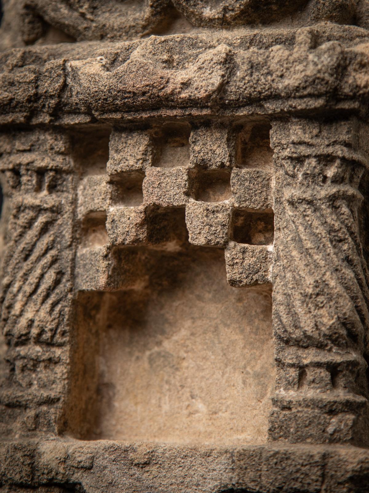19 Century Antique sandstone temple from India from India  OriginalBuddhas In Good Condition For Sale In DEVENTER, NL