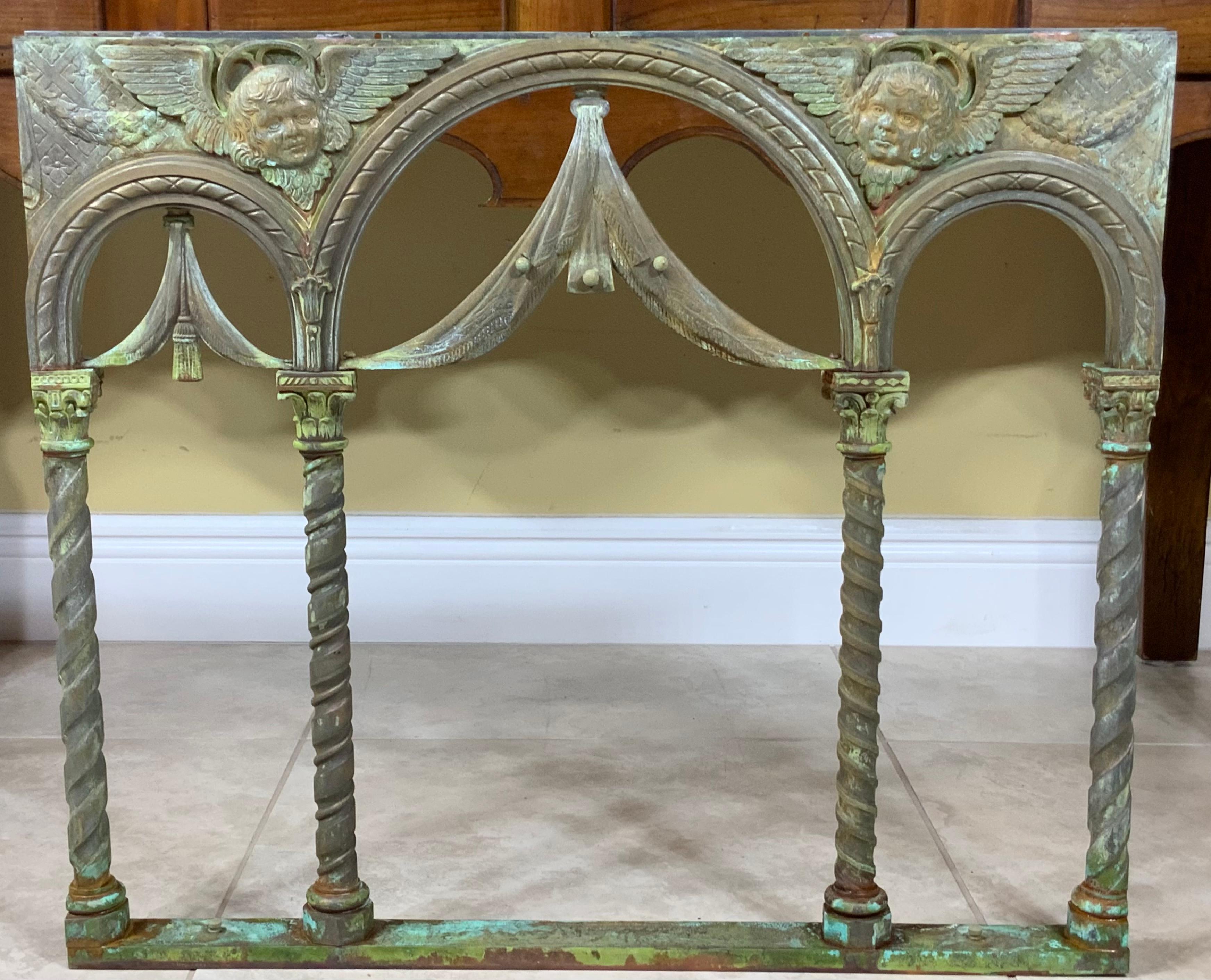 Einzigartiges architektonisches Element aus Messing und Bronze mit drei Bögen, verschnörkelten Säulen und zwei geflügelten Cherubinen auf jeder Seite. 
Auf einer Seite fehlt der Schleier.