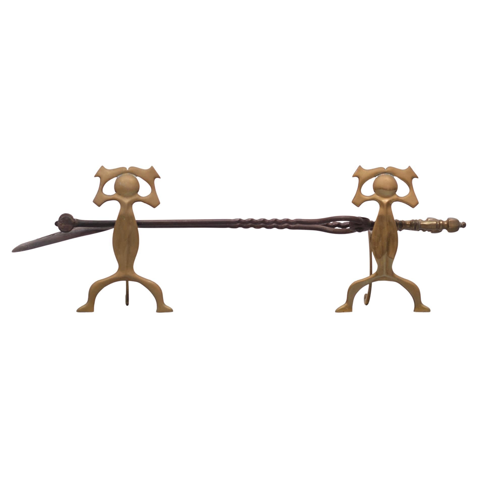 Un set di utensili per caminetto molto insolito. Ottone massiccio. XIX secolo.
Bei pezzi utili e decorativi.