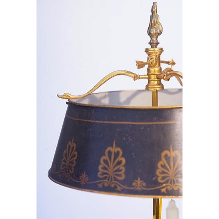 Lampe Bouillotte en bronze français avec motif de chérubin et abat-jour en tole peint.