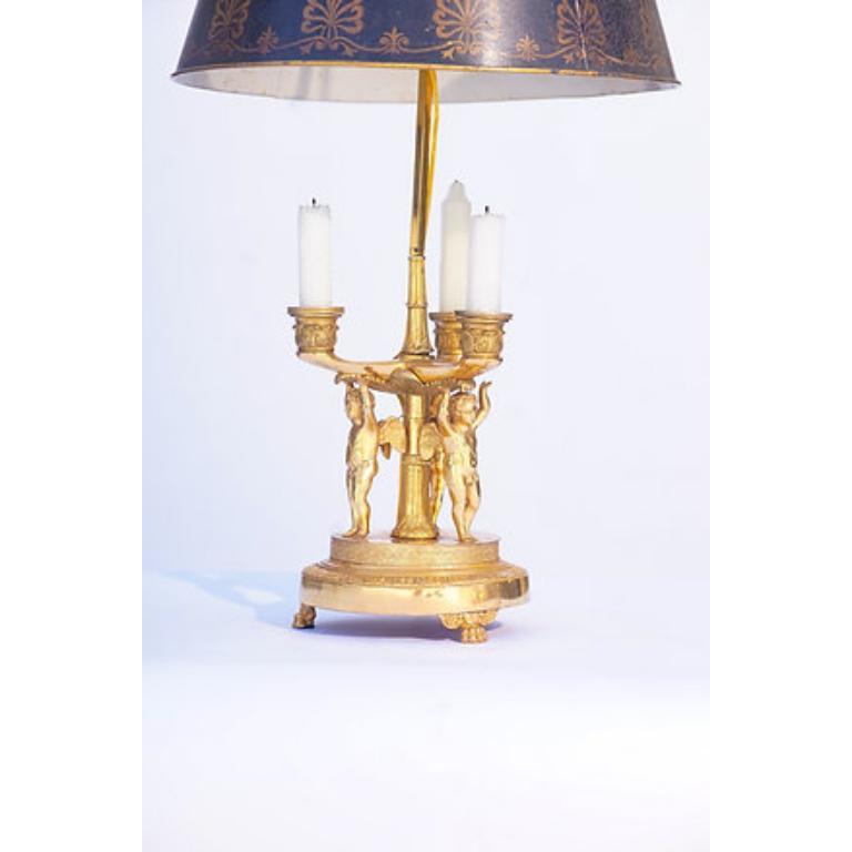 Néoclassique Lampe bouillotte du 19ème siècle à motif de chérubin et abat-jour en tôle peinte en vente