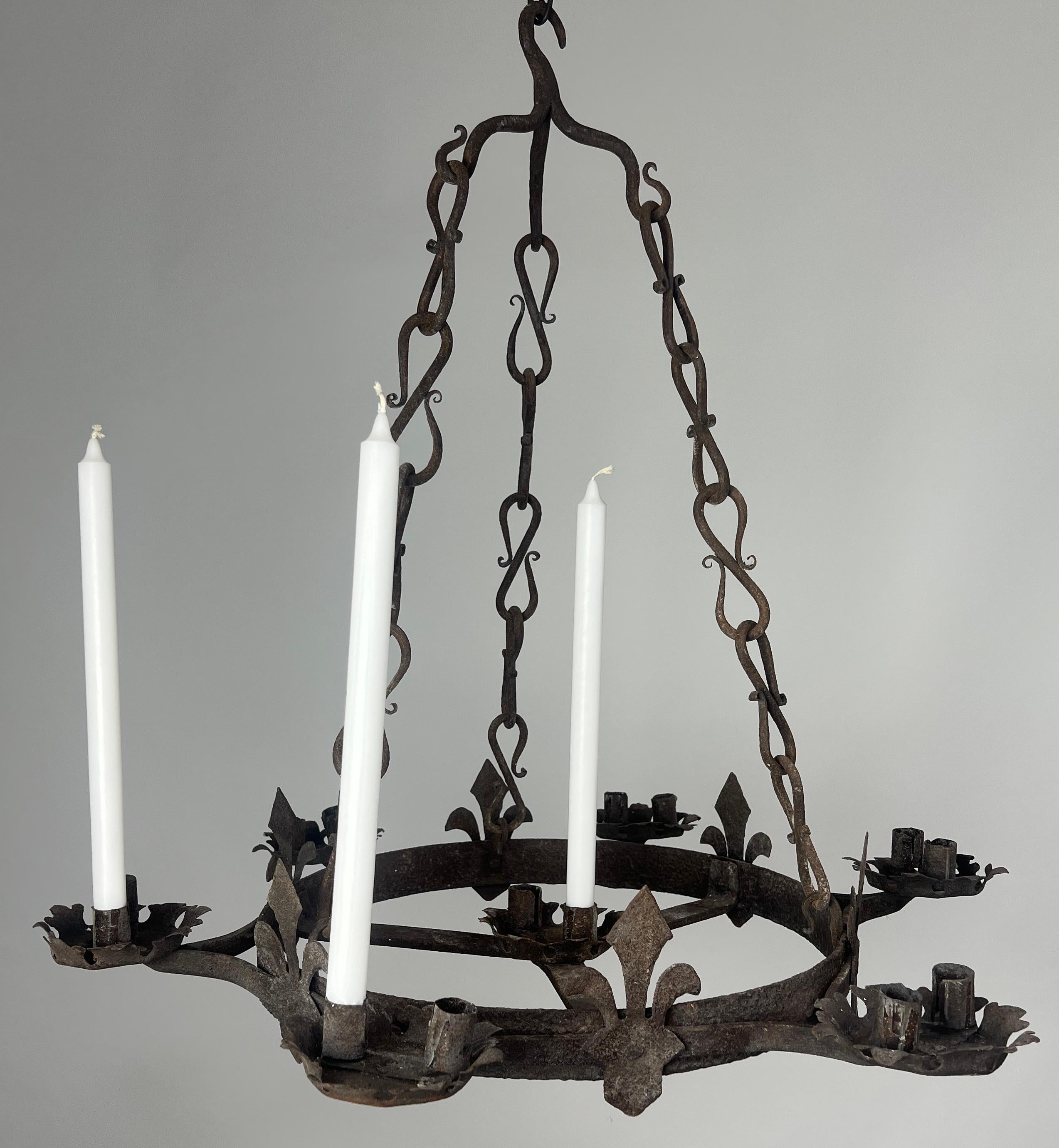 Lustre à bougies du 19ème siècle Abîmé - En vente à Los Angeles, CA