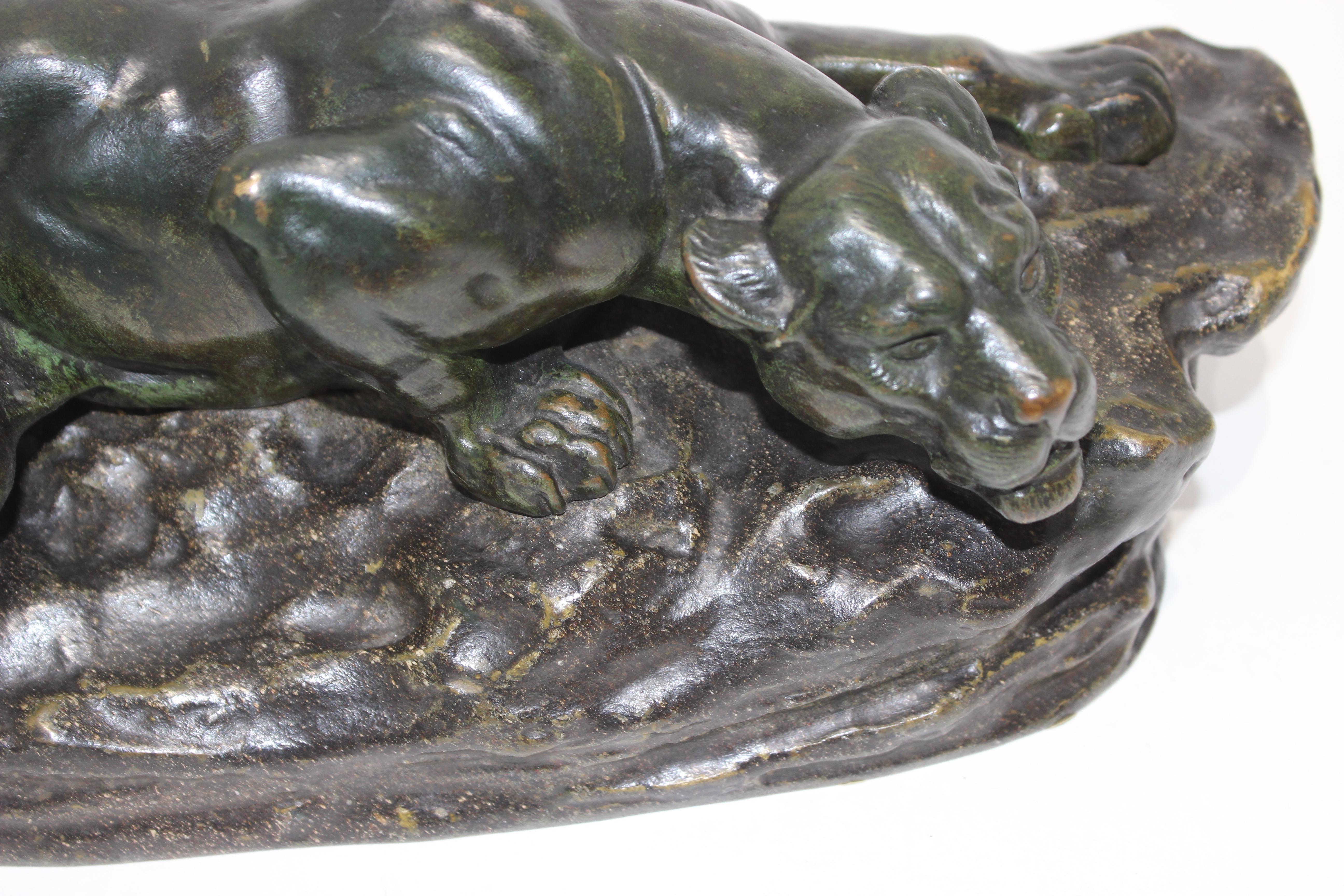 panthère accroupie en bronze du 19ème siècle en vente 8