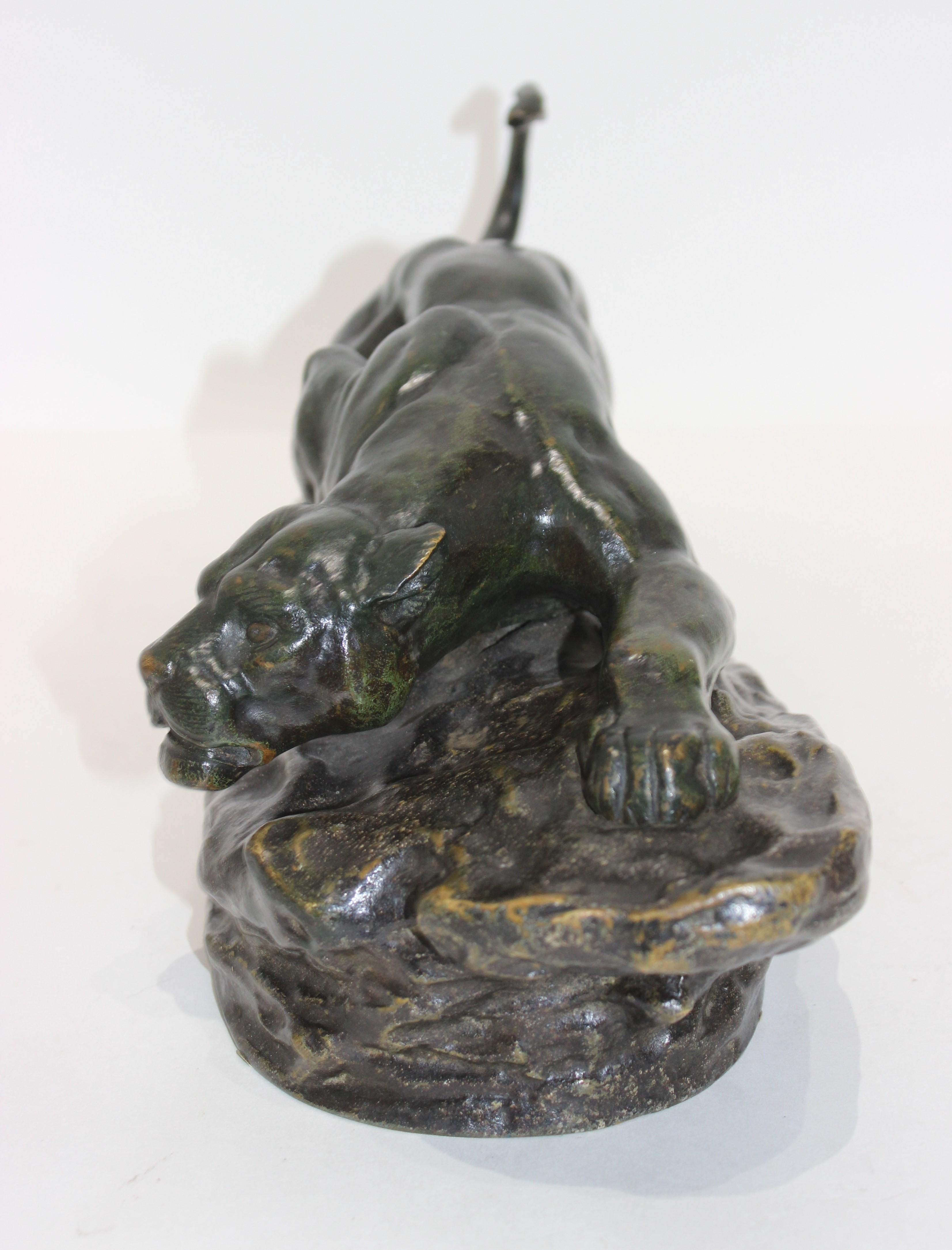 panthère accroupie en bronze du 19ème siècle en vente 1