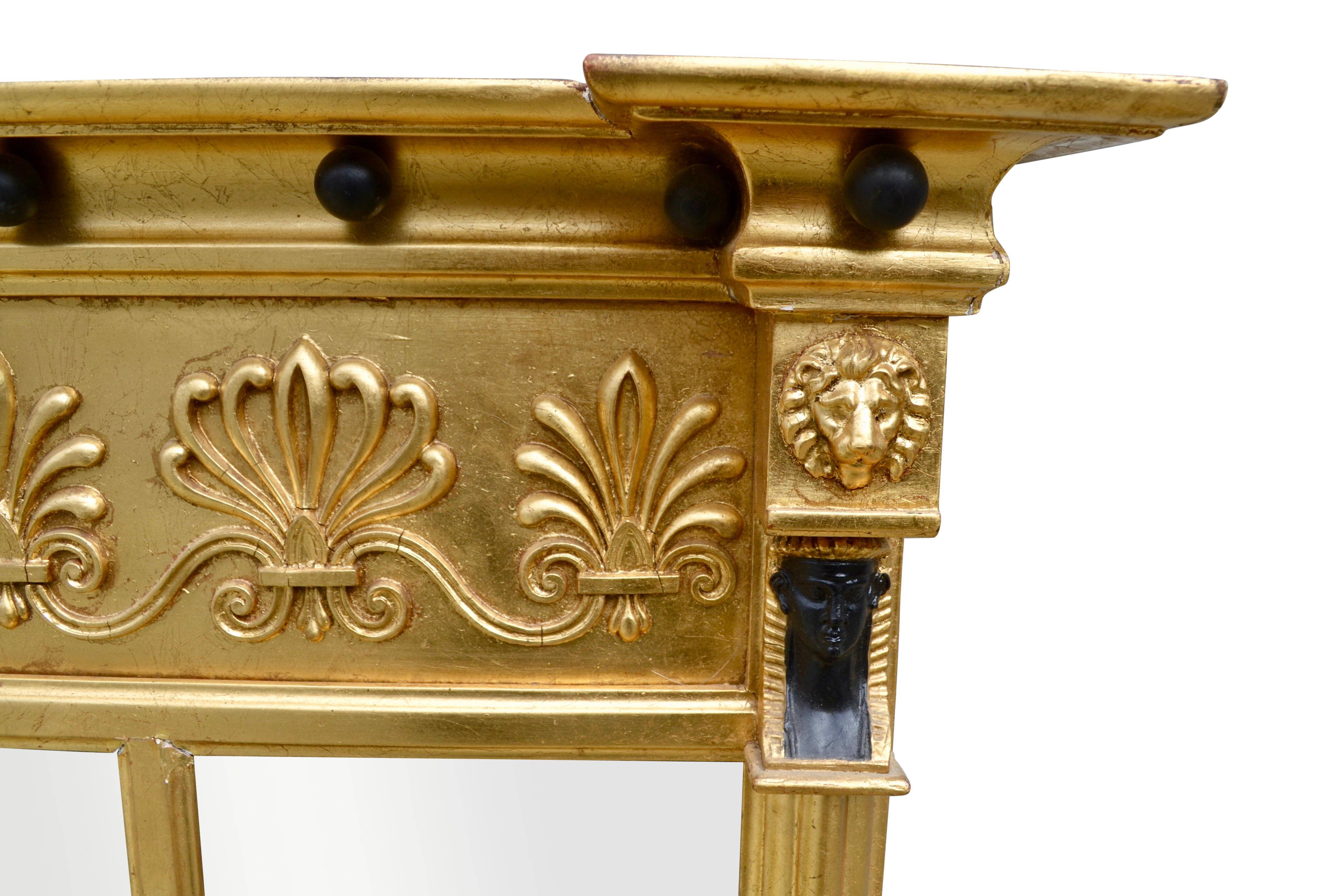 Englischer Regency-Spiegel im neoklassischen Stil des 19. Jahrhunderts, vergoldetes Holz (Handgeschnitzt) im Angebot
