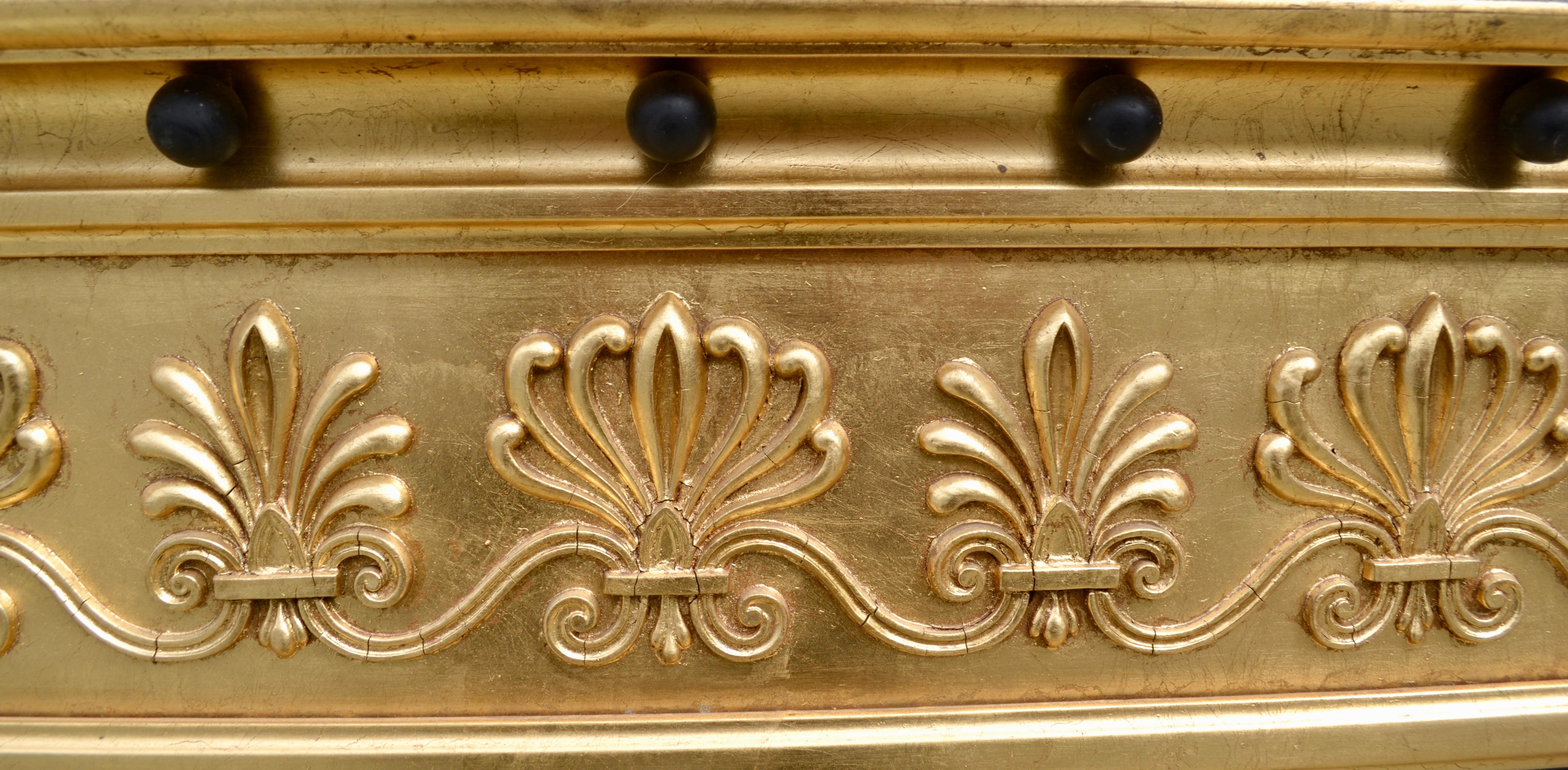 Sculpté à la main Miroir en bois doré néo-classique anglais de style Régence du XIXe siècle en vente