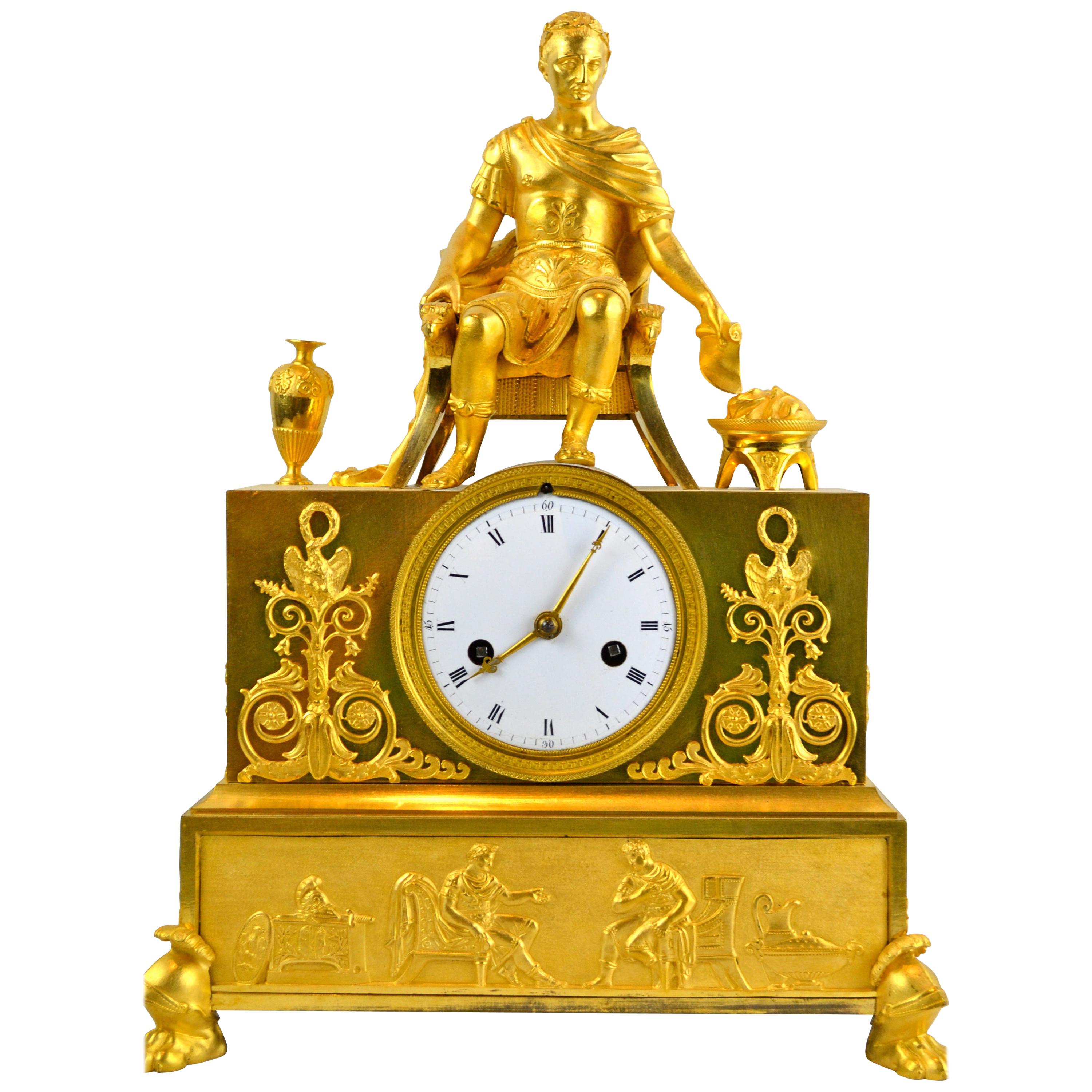 Horloge figurative de l'Empire français du 19e siècle en bronze doré représentant Caesar sur son trône