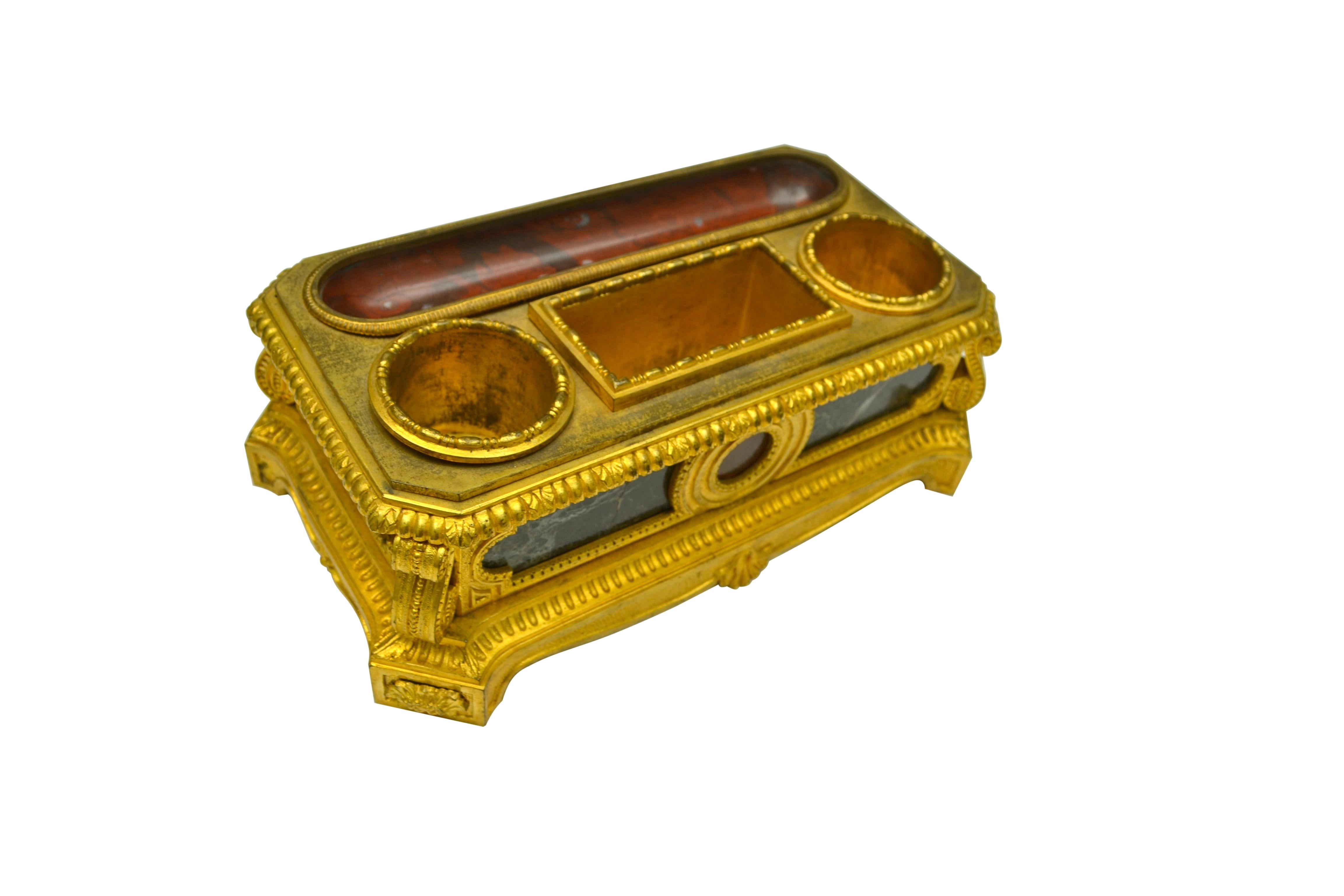 A  rare encrier en bronze doré et marbre de style Louis XVI du 19ème siècle avec incrustation de griotte et de marbre vert.