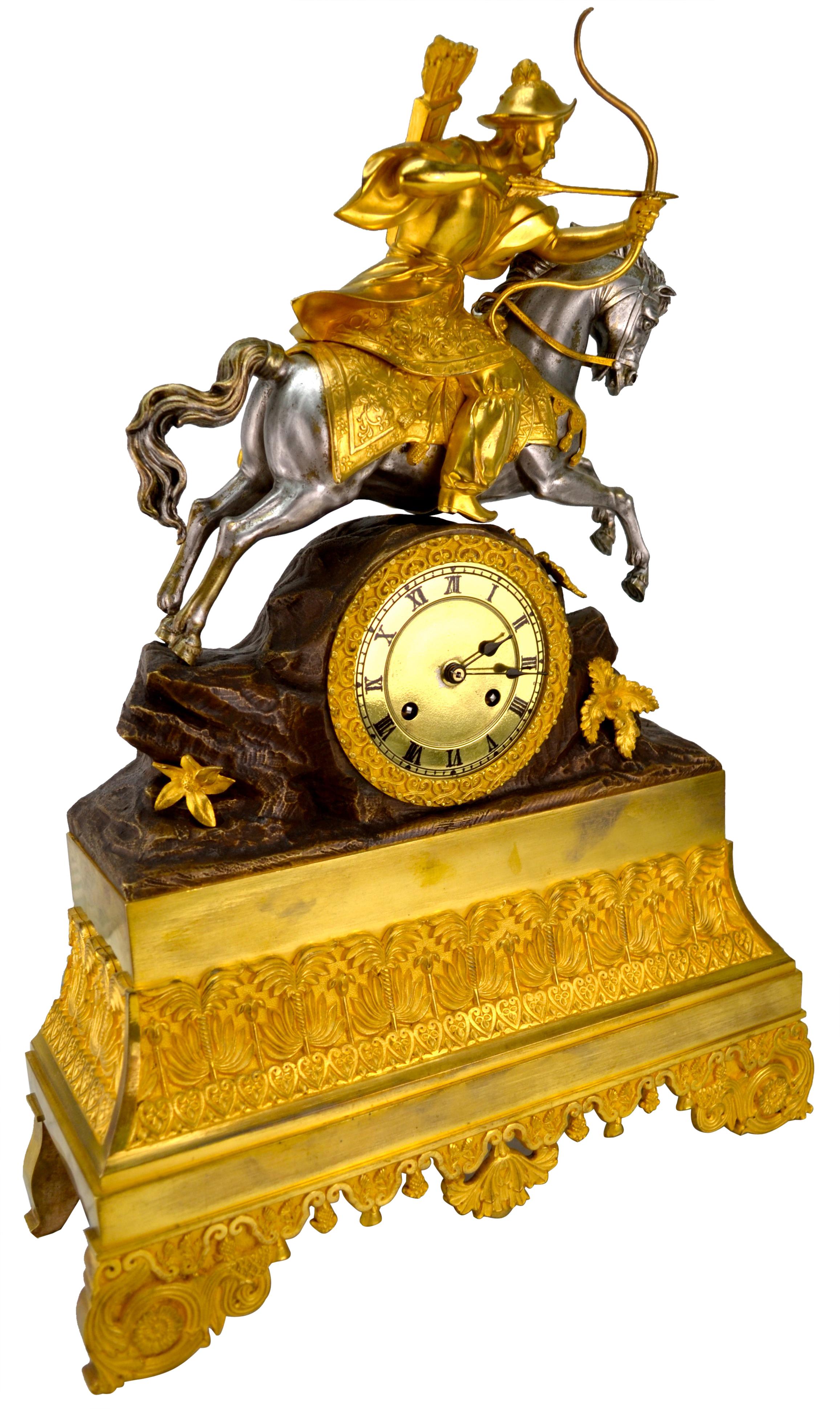 Reloj de chimenea Napoleón III de gran calidad, con caja de bronce dorado, plateado y patinado. La base del reloj es de bronce dorado cincelado con elaboradas molduras. La sección central 