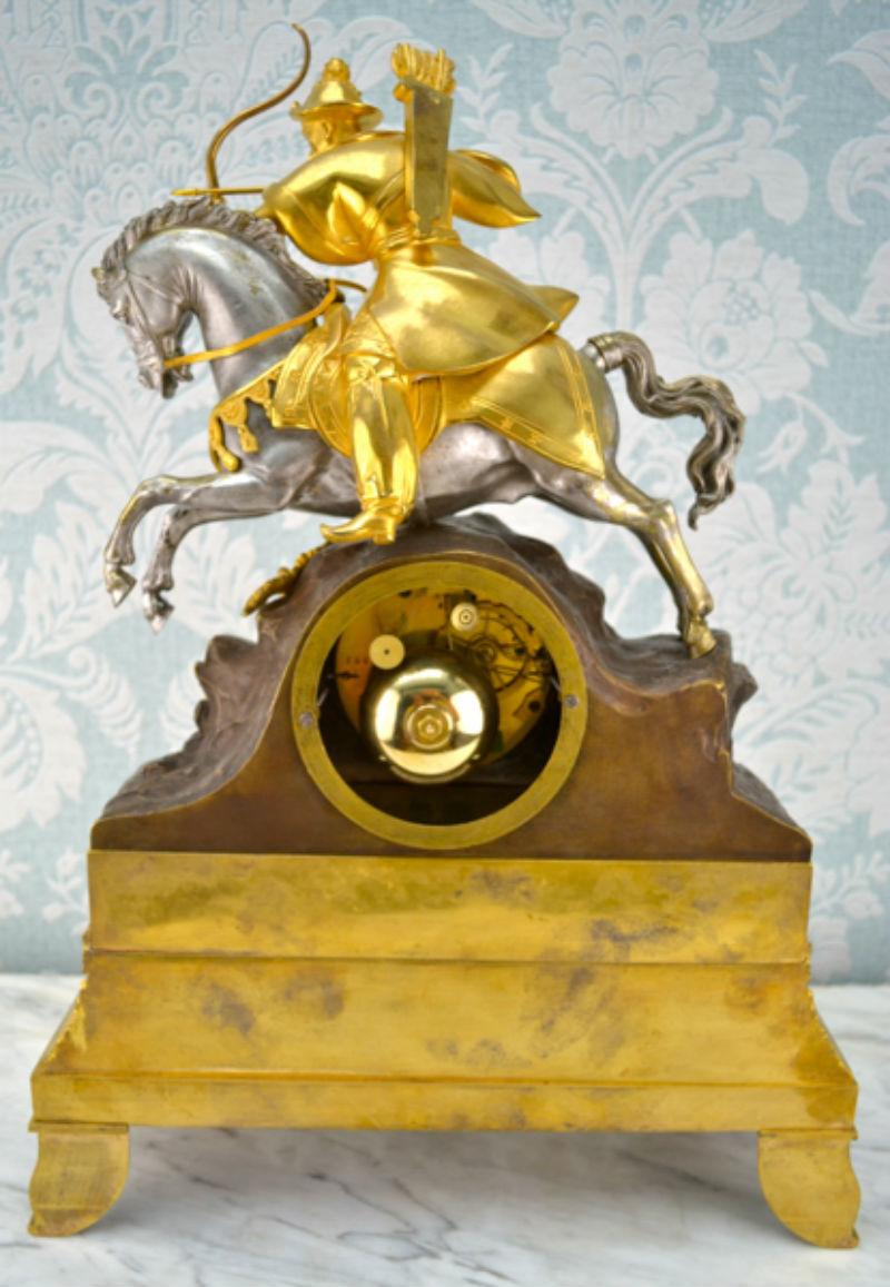 Reloj francés del siglo XIX con un guerrero oriental arquero a caballo Dorado en venta