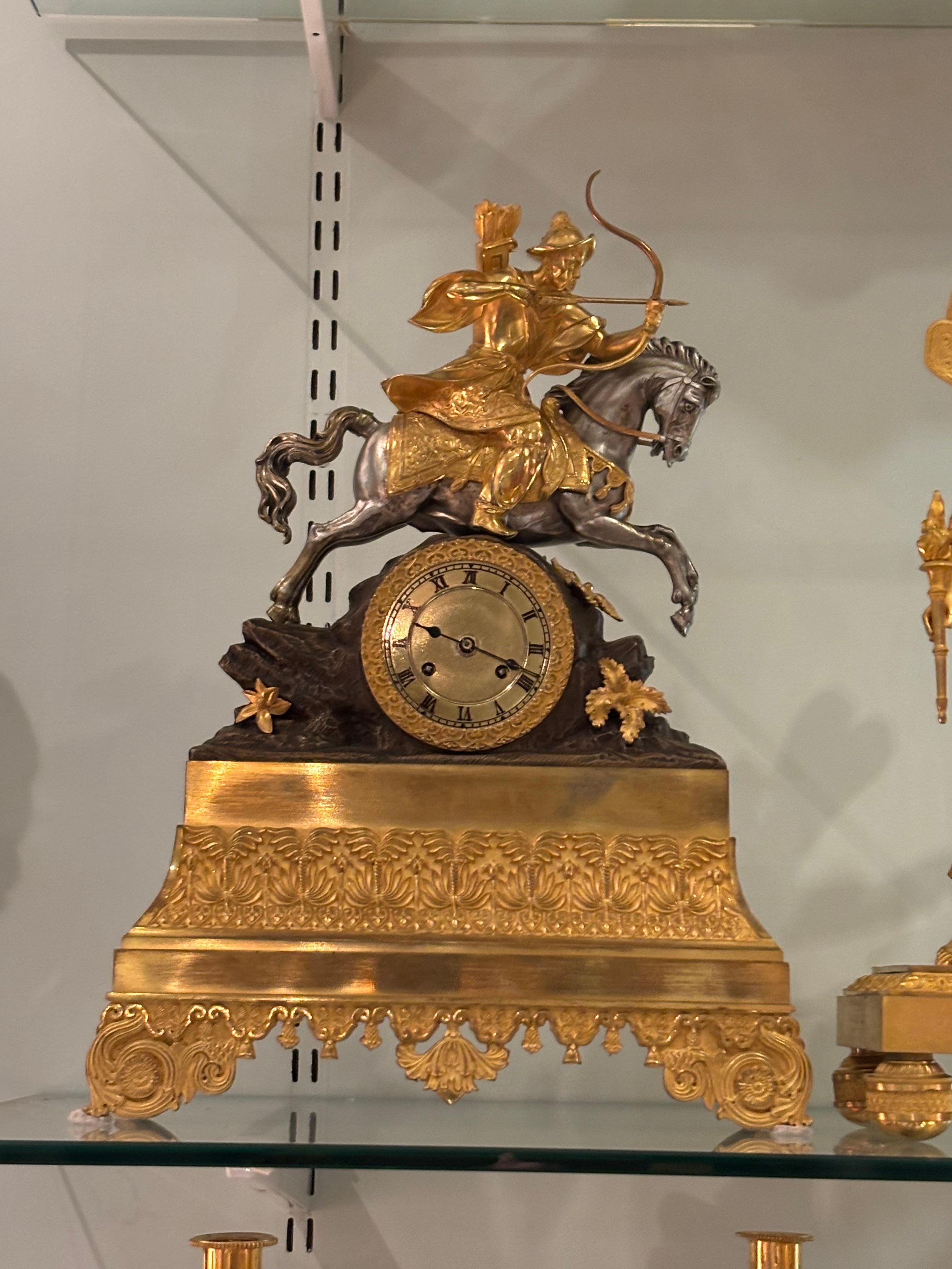 Reloj francés del siglo XIX con un guerrero oriental arquero a caballo Bronce en venta