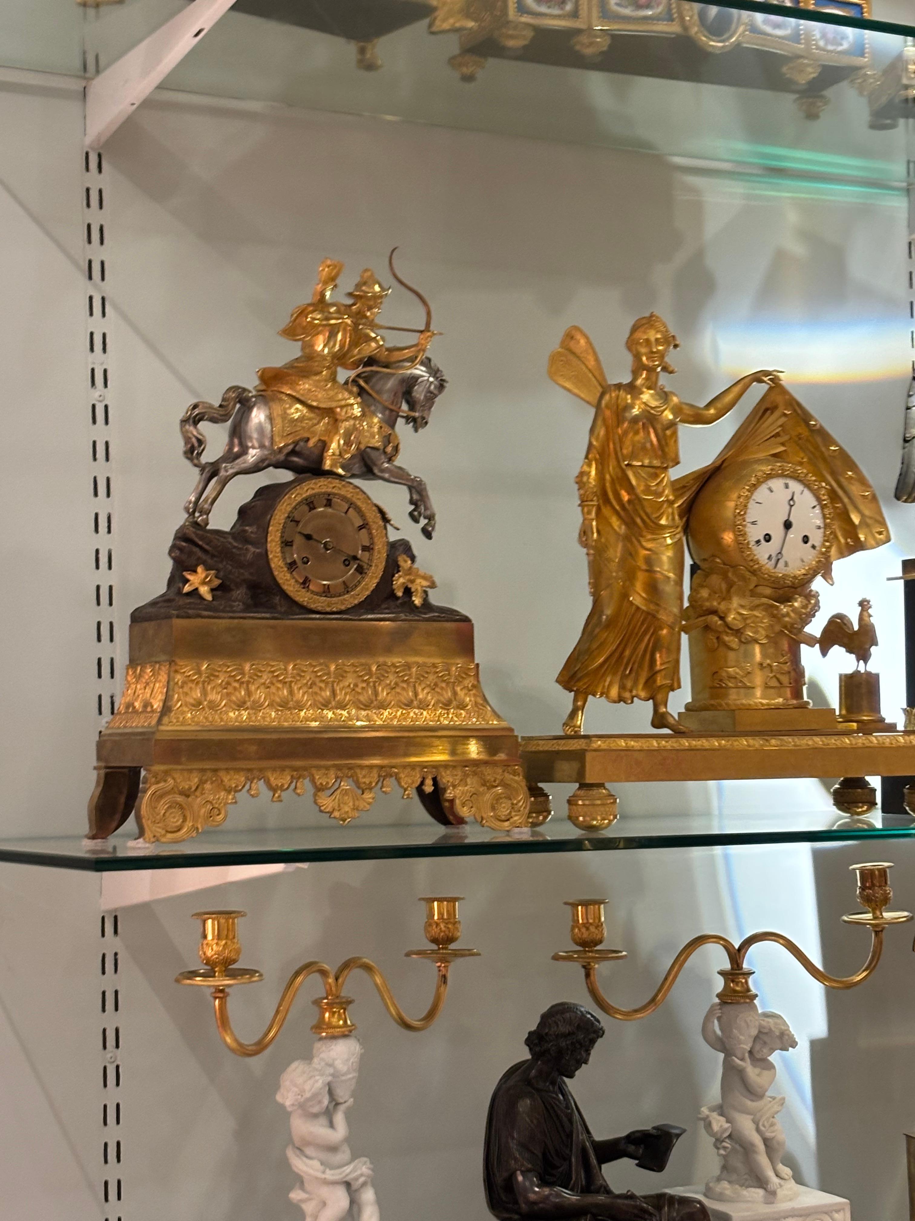 Reloj francés del siglo XIX con un guerrero oriental arquero a caballo en venta 1