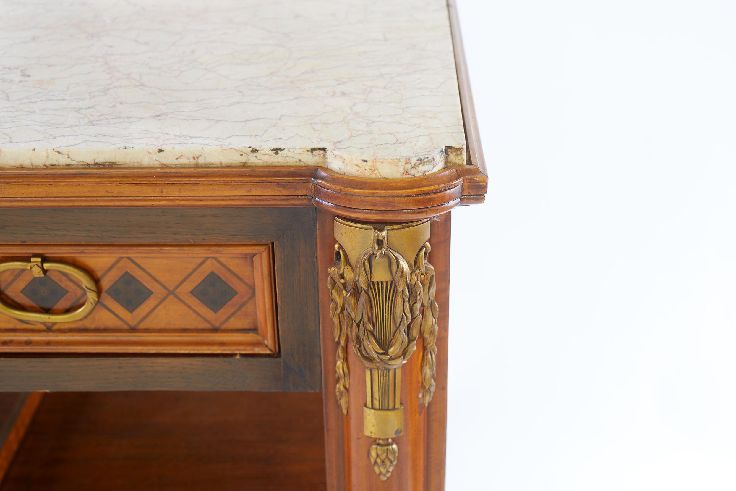 Französisches Sideboard / Serviertisch mit Marmorplatte im Louis-XV-Stil des 19. Jahrhunderts mit Spiegelplatte. Das Anrichte/Sideboard ist mit Intarsien auf der Vorderseite und einer verspiegelten Rückseite versehen. Der Schrank / Sideboard ist in