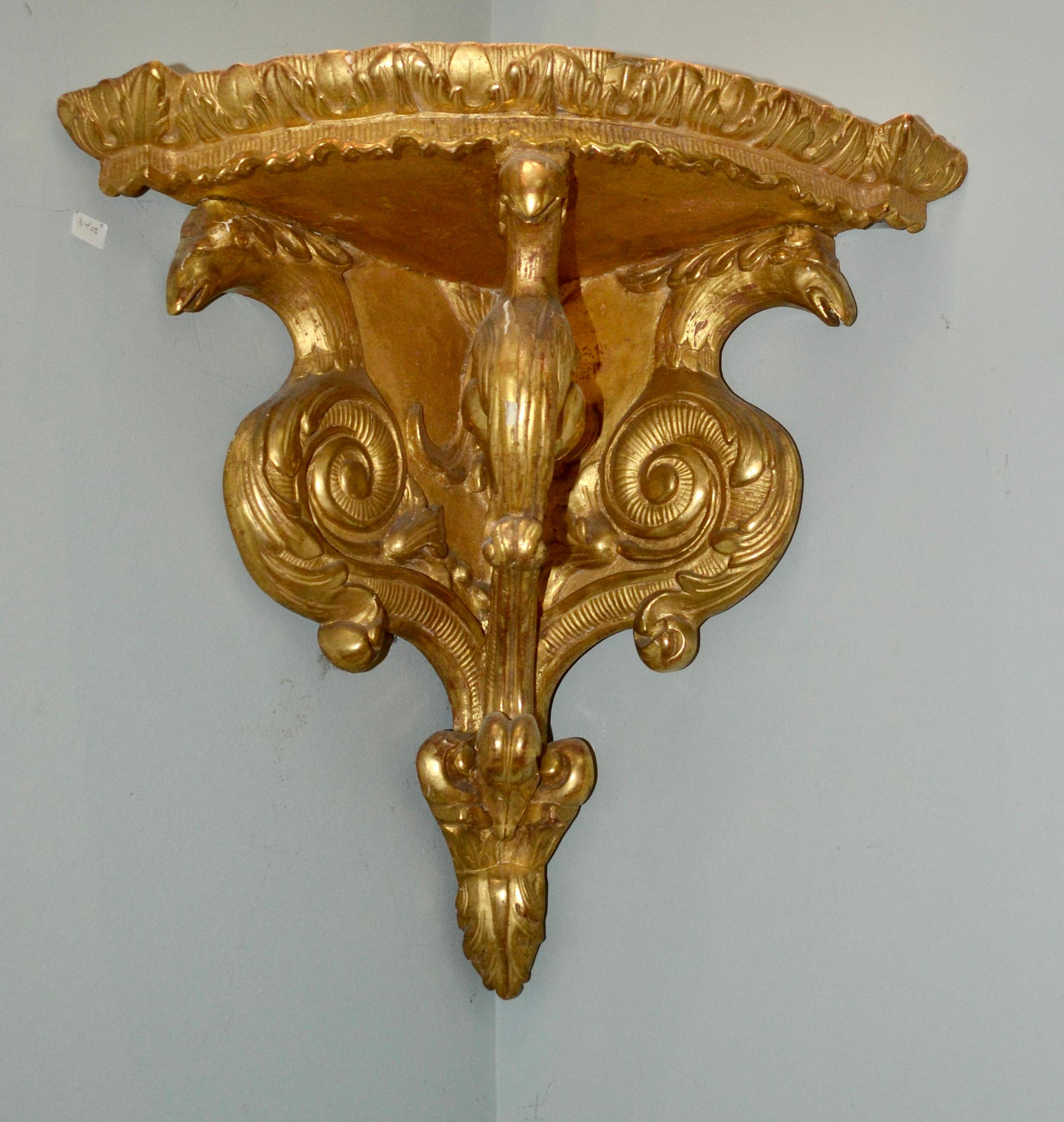  19 Century Gilded Wood  Corner Bracket with Birds In Excellent Condition For Sale In Vancouver, British Columbia