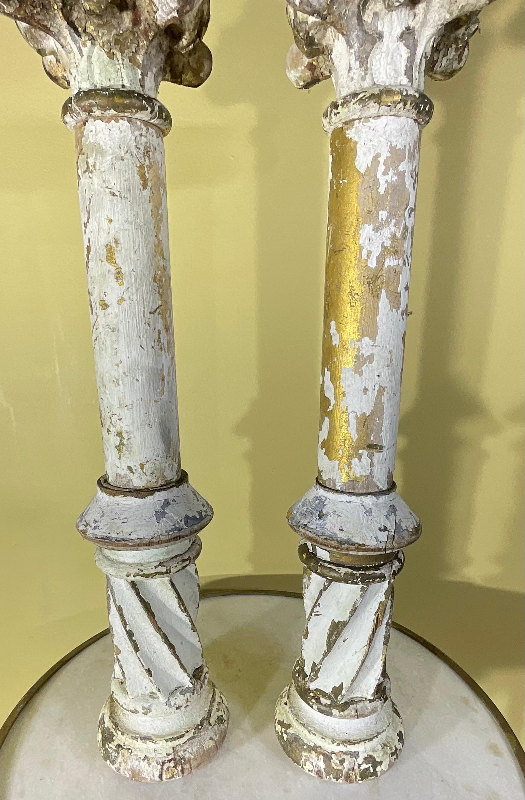 Elegante paire de colonnes en bois sculpté à la main, probablement d'origine italienne.  objet d'art à exposer.