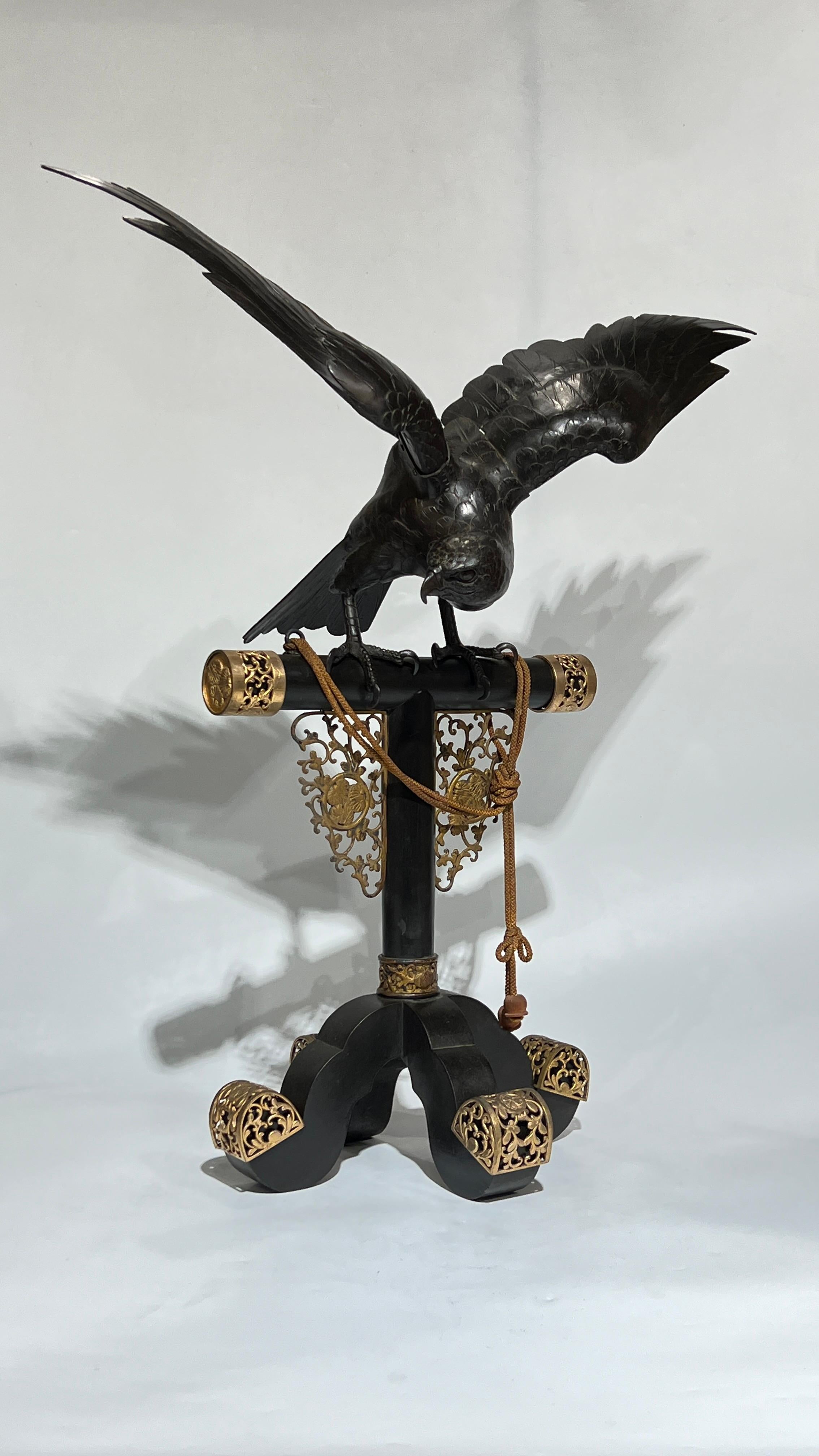 19 century Meiji period  Japanese Bronze Hawk Sculpture on Pedestal In Good Condition In New York, NY